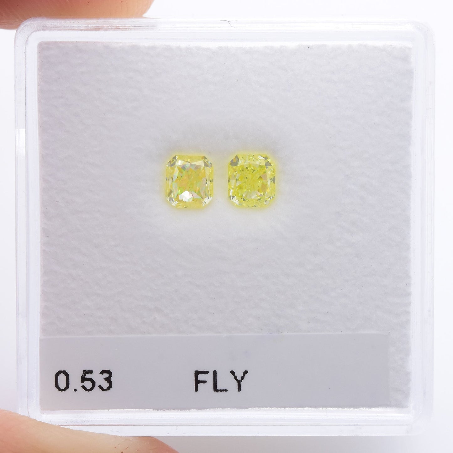 0,53 Karat Fancy Light Yellow Radiant Diamanten (VS2)