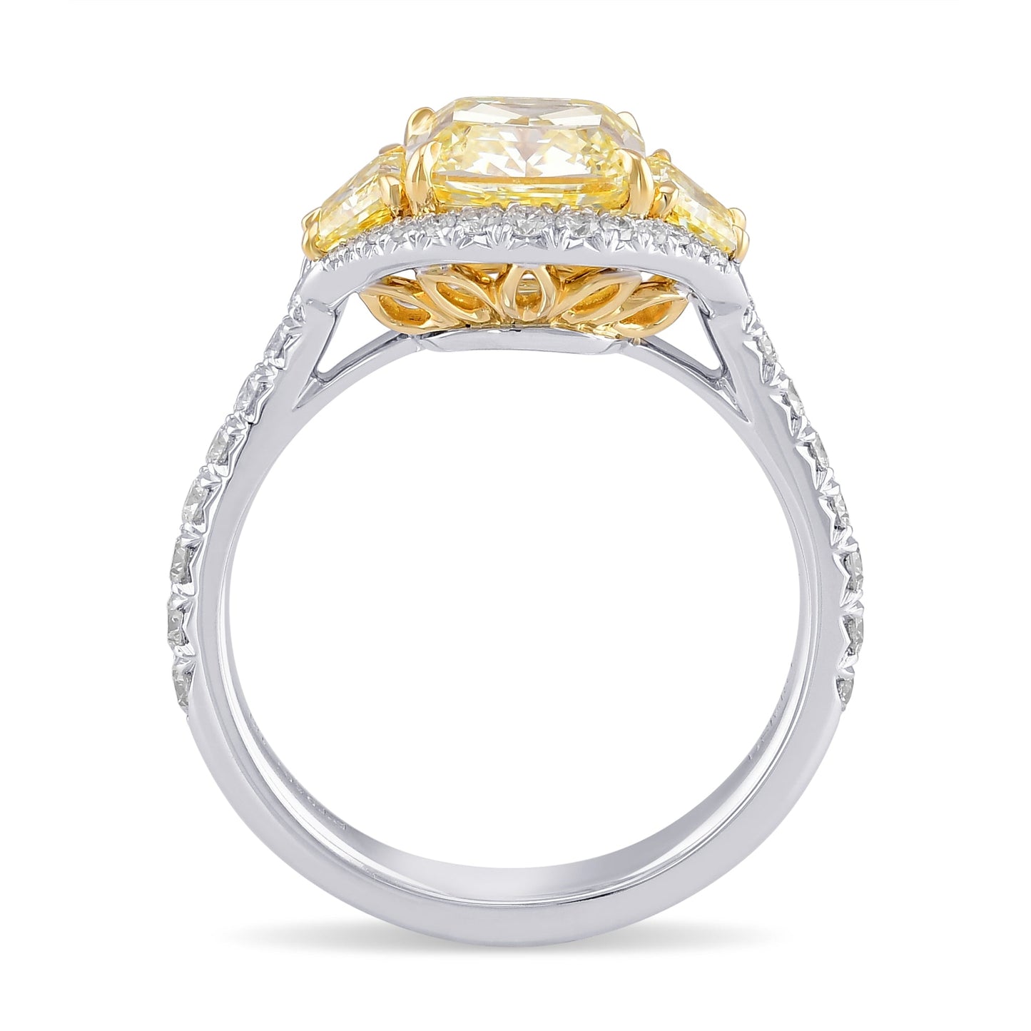 Gelber Kissenschliff-Diamantring mit drei Steinen und Halo-Fassung