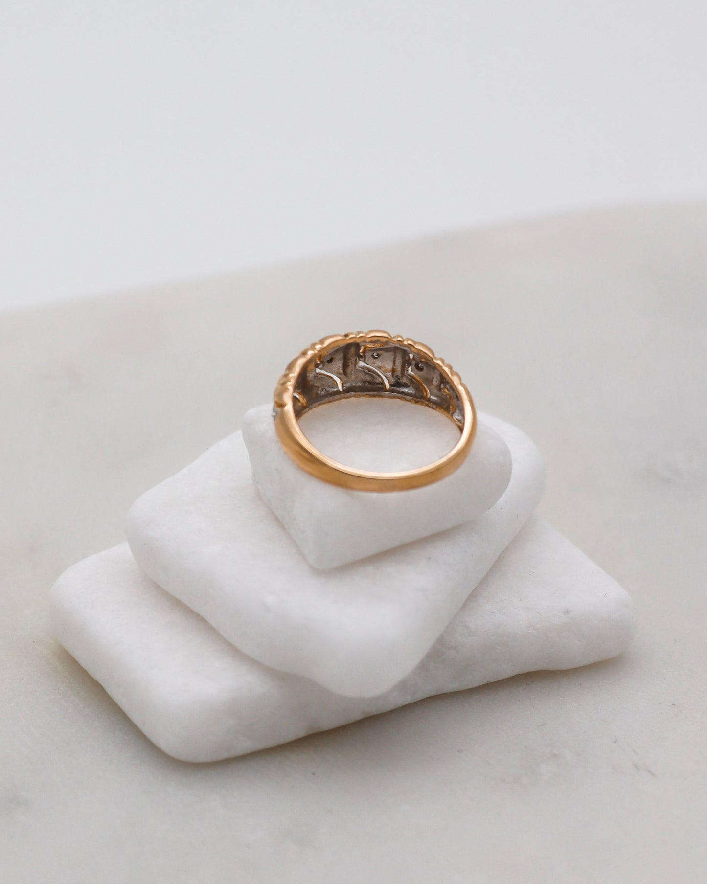 Vintage-Ring Raquel mit 0.02ct Brillanten, breite Croissant-Ringschiene in 585/-Gelb- & Weißgold – elegantes Bicolor-Design aus München und Augsburg