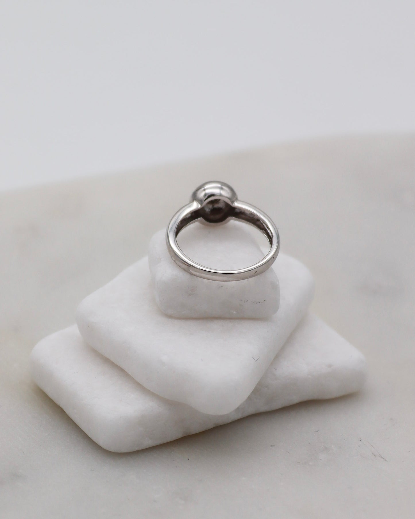 Vintage-Ring Thea mit 0.06ct Brillant in kreisrundem Design aus 585/-Weißgold – minimalistischer Klassiker, erhältlich in München und Augsburg