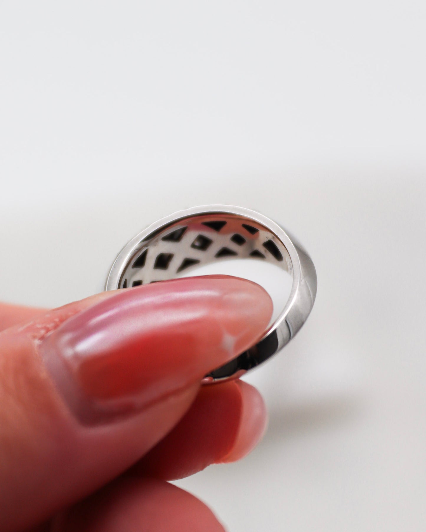 Vintage-Ring Ursula mit 0.19ct Brillanten im Chevron-Tressenmuster aus 750/-Weißgold – elegantes Design, erhältlich in München und Augsburg