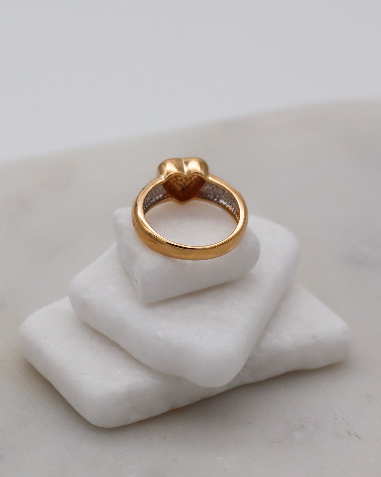 Vintage-Ring Wendy mit 0.08ct Diamanten im Herzdesign aus 585/-Gelb- & Weißgold – romantischer Bicolor-Ring, erhältlich in München und Augsburg