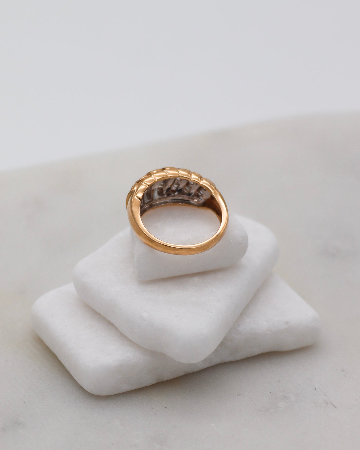 Vintage-Ring Yolande mit 0.5ct tapered Baguette-Diamanten im Chevron-Tressenmuster, Croissant-Ringschiene aus 585/-Gelbgold – München und Augsburg