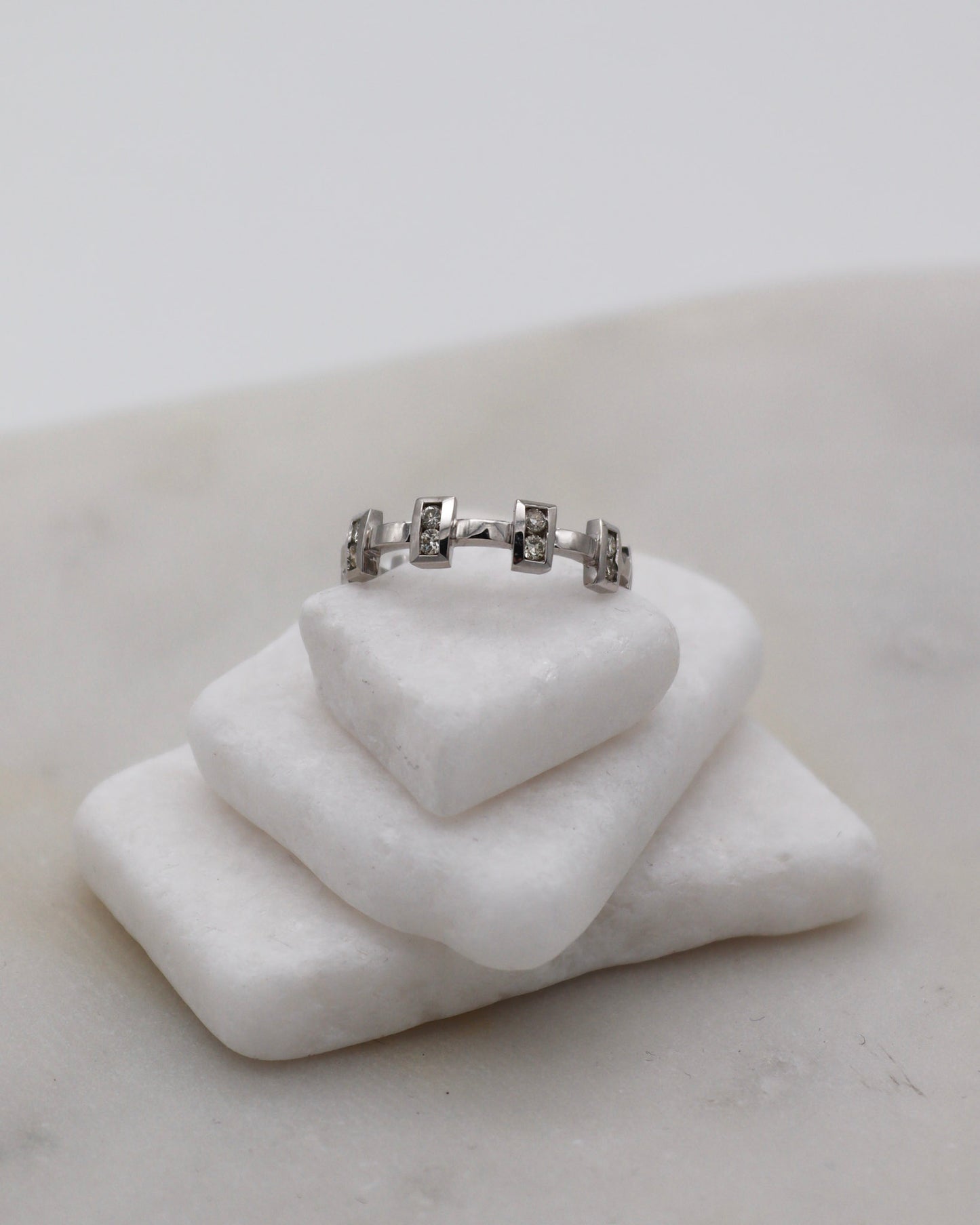 Vintage-Ring Mia mit 1.0ct Brillant und 14 Diamanten im Kronenstil, aus 585er Weißgold, erhältlich in München und Augsburg