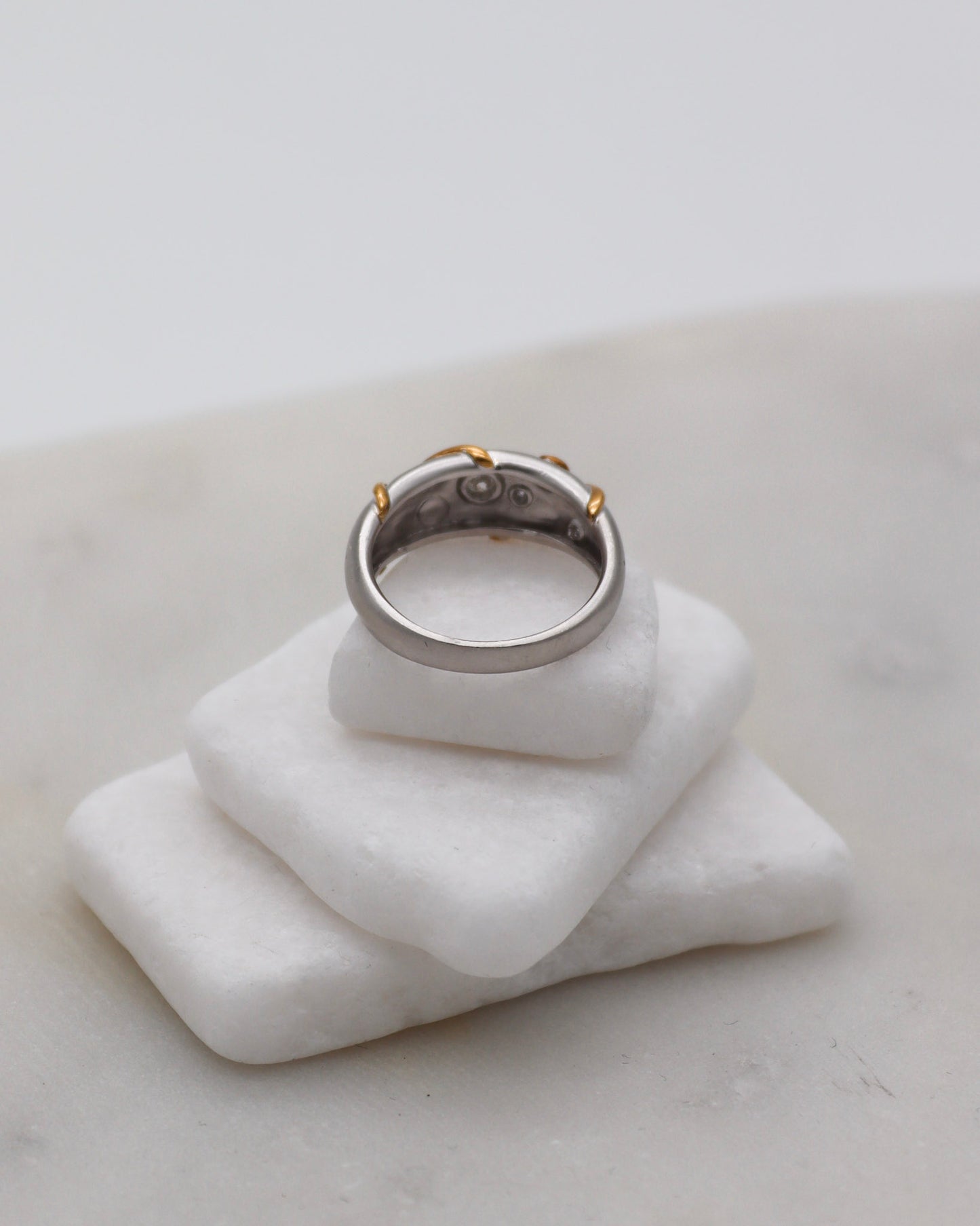 Vintage-Ring Adrienne mit 0.13ct Brillanten im Punkt-Strich-Muster, 950/-Platin & 750/-Gelbgold – moderner Bicolor-Look aus München und Augsburg