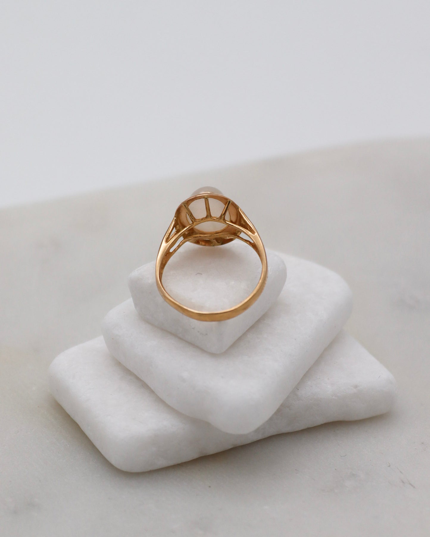 Vintage-Ring Alicia mit 0.7ct ovalem Mondstein in Cathedral-Fassung, gespaltene Ringschiene aus 585/-Gelbgold – erhältlich in München und Augsburg