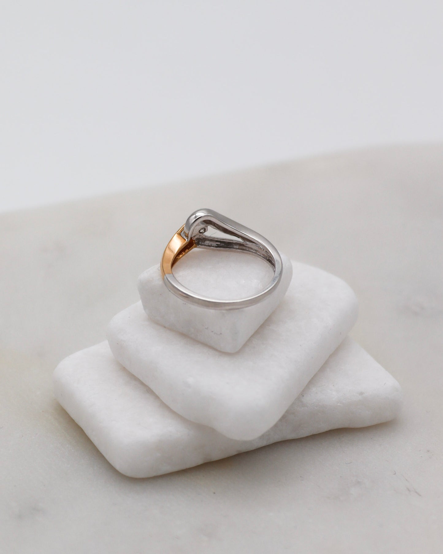 Vintage-Ring Brittany mit 0.07ct Brillant, geschwungene Bicolor-Ringschiene aus 585/-Gelb- & Weißgold – erhältlich in München und Augsburg