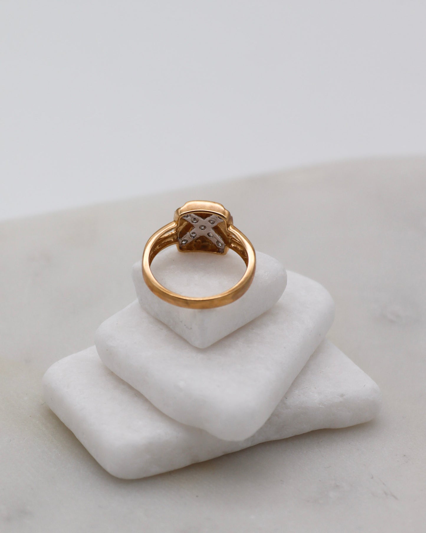 Vintage-Ring Dominique mit 0.18ct Brillanten im Kreuzdesign, gespaltene Bicolor-Ringschiene aus 585/-Gelb- & Weißgold – München und Augsburg