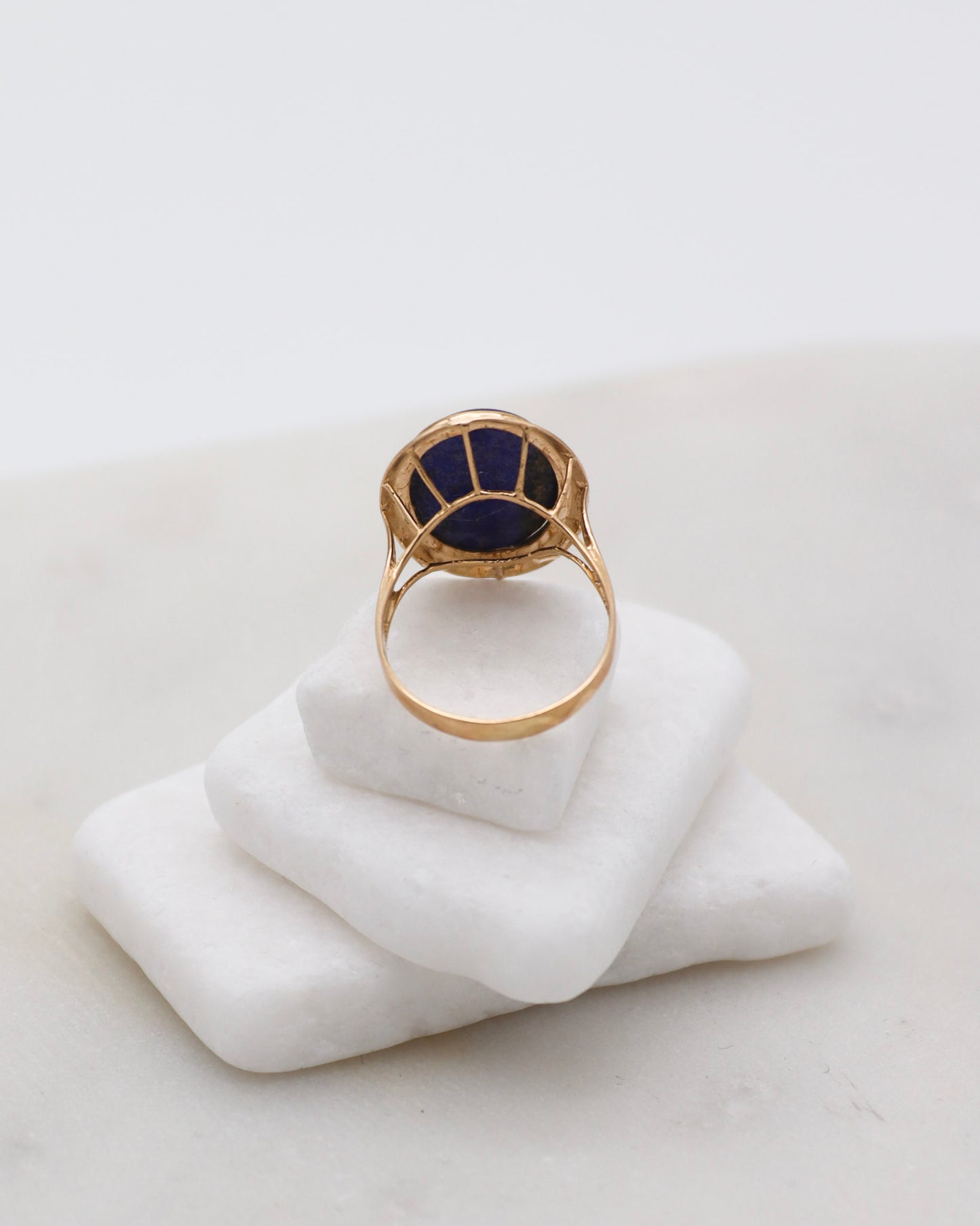 Vintage-Ring Elise mit 1.50ct ovalem Lapis Lazuli in Bezel- & Cathedral-Fassung, 585/-Gelbgold – zeitlose Eleganz aus München und Augsburg