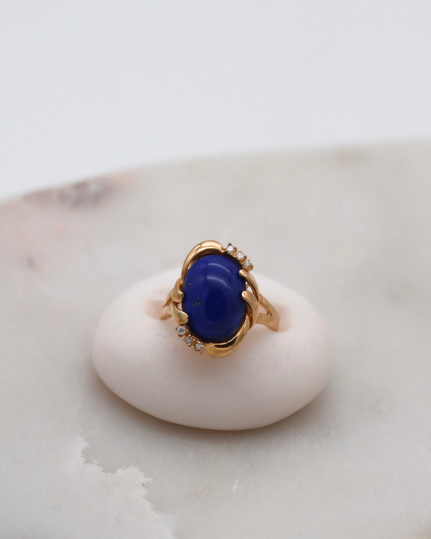 Vintage-Ring Francine mit 1ct Lapis Lazuli & 0.06ct Brillanten, extravagante Bezel- & Cathedral-Fassung in 585/-Gelbgold – München und Augsburg