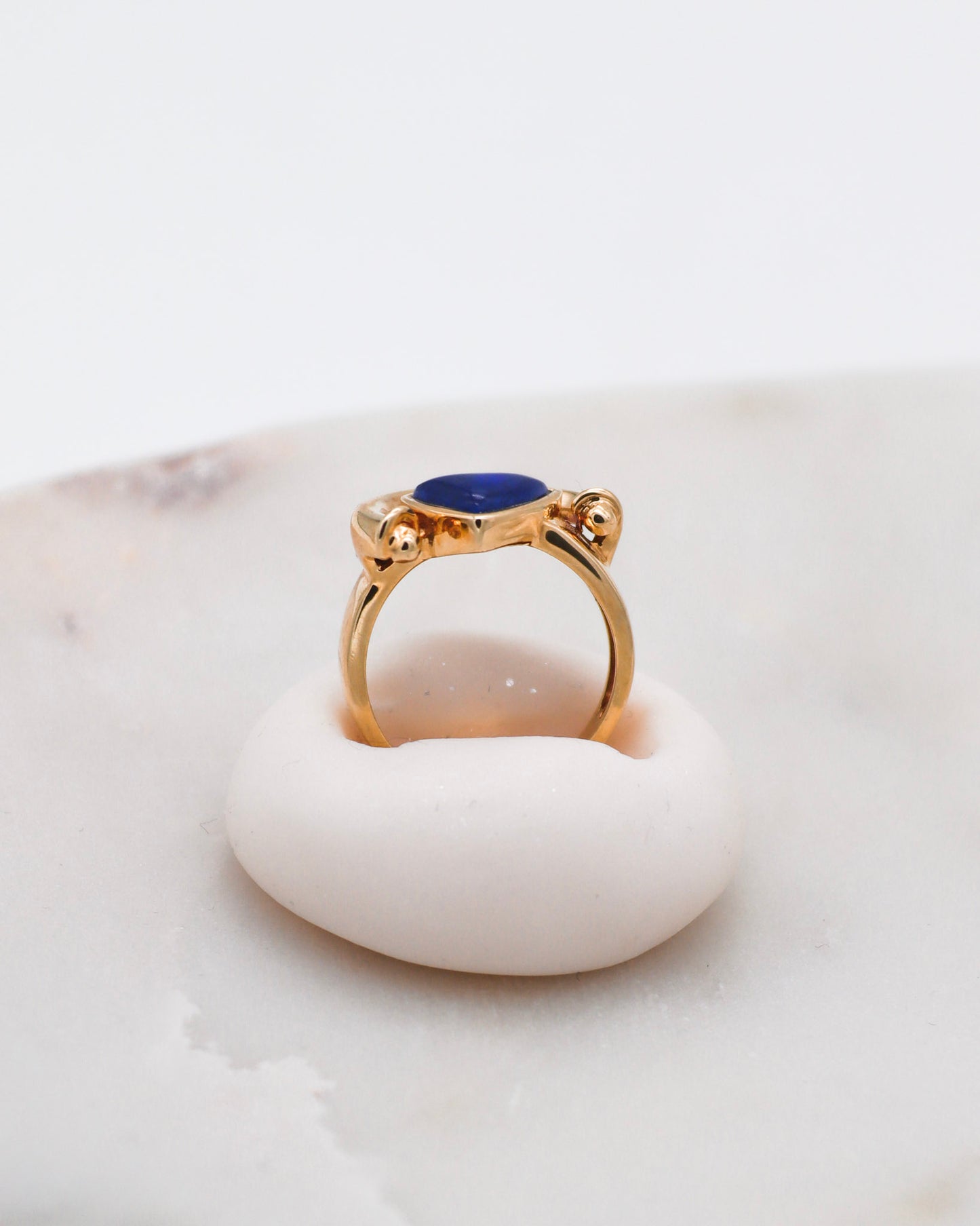 Vintage-Ring Gabrielle mit 0.70ct Trillantform-Lapis in Bezelfassung, Art-Déco-Design aus 585/-Gelbgold – erhältlich in München und Augsburg