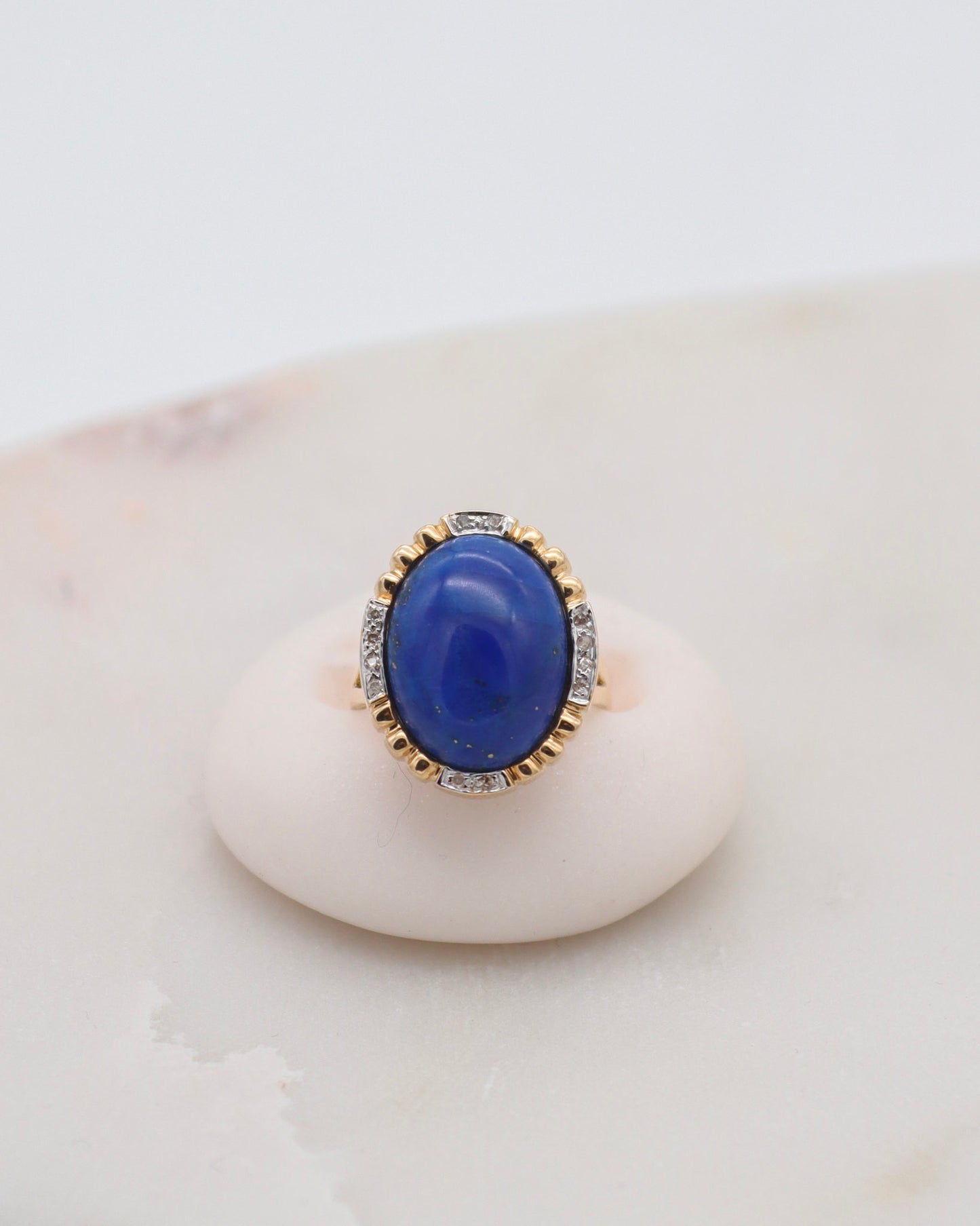 Vintage-Ring Hayley mit 2ct ovalem Lapis Lazuli & 0.07ct Brillanten, Halo-Design in Cathedral-Fassung aus 585/-Gelbgold – München und Augsburg