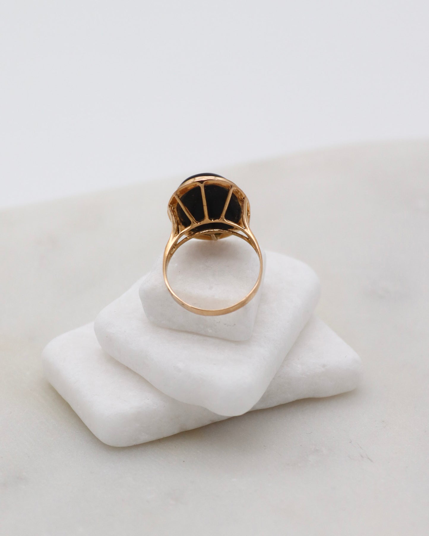 Vintage-Ring Mira mit 3ct ovalem Onyx in Bezel- & Cathedral-Fassung aus 585/-Gelbgold – zeitloser Klassiker aus München und Augsburg