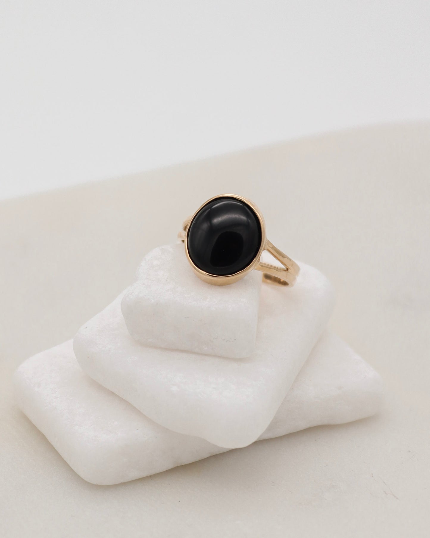 Vintage-Ring Violet mit 2ct ovalem Onyx in Bezelsetting, gespaltene Ringschiene aus 585/-Gelbgold – erhältlich in München und Augsburg