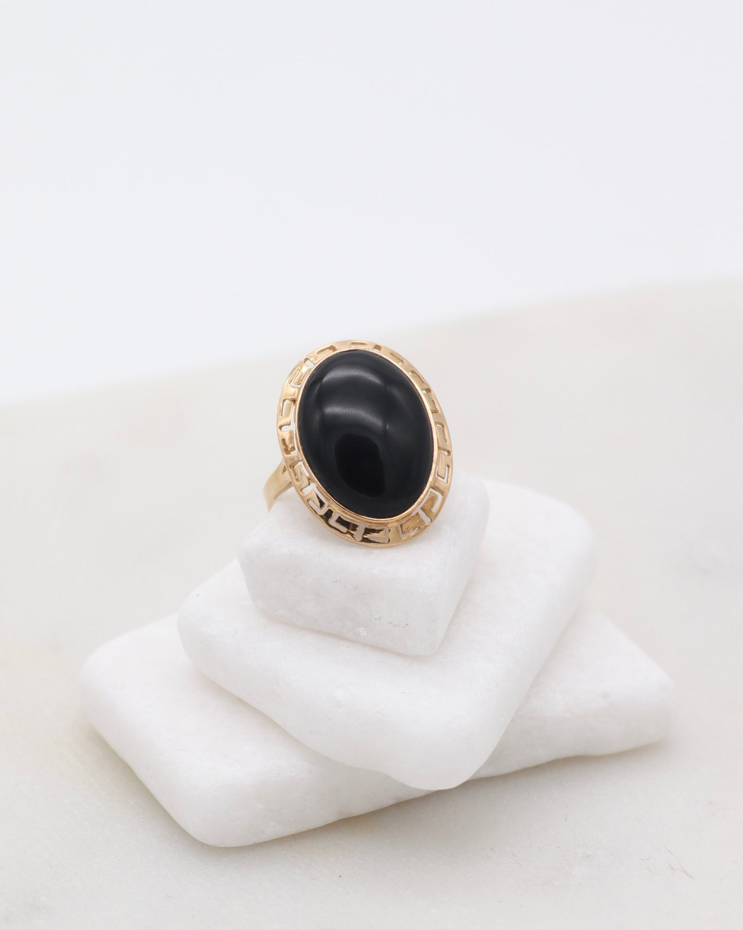 Vintage-Ring Lilith mit 2.5ct ovalem Onyx, Bezel- & Cathedral-Fassung aus 585/-Gelbgold, inspiriert vom antiken Stil – München und Augsburg