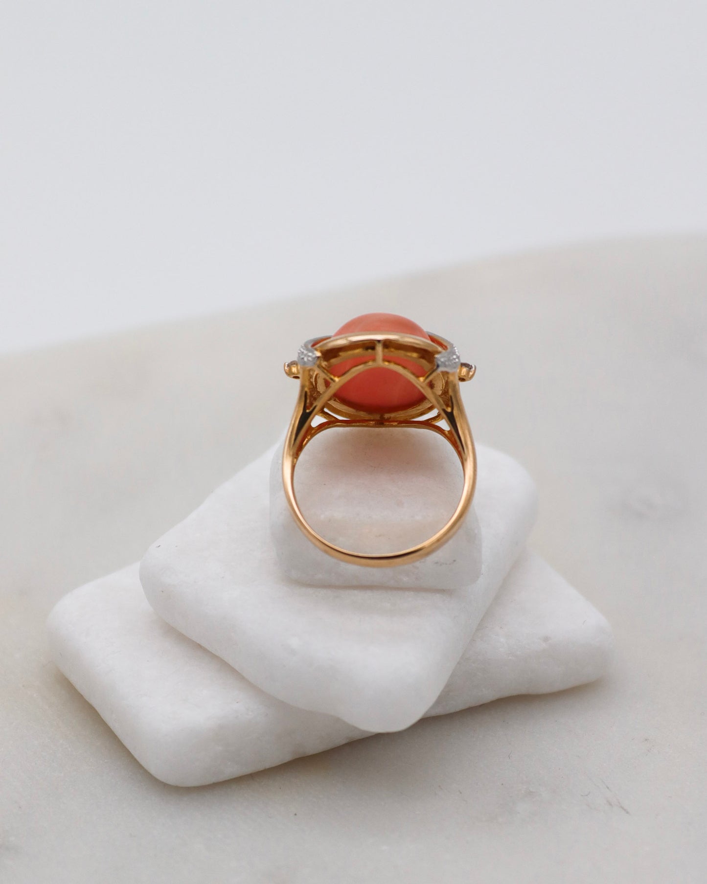 Vintage-Ring Monica mit ovaler Koralle & 2 Brillanten in Bezel- & Bicolor-Fassung aus 585/-Gelb- und Weißgold – erhältlich in München und Augsburg