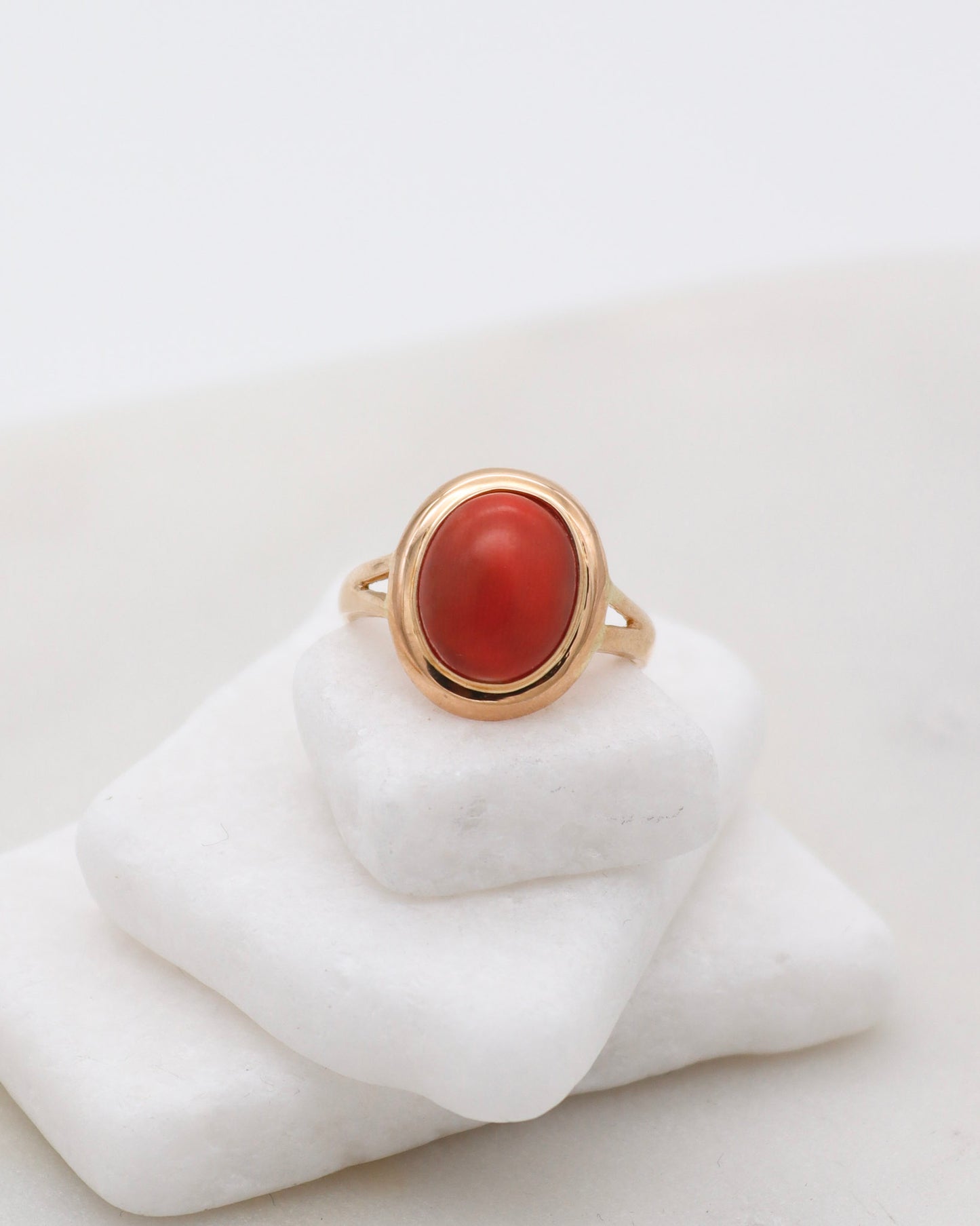 Vintage-Ring Ophelia mit ovaler Koralle in Bezel- & Cathedral-Fassung, gespaltene Ringschiene aus 585/-Gelbgold – erhältlich in München und Augsburg