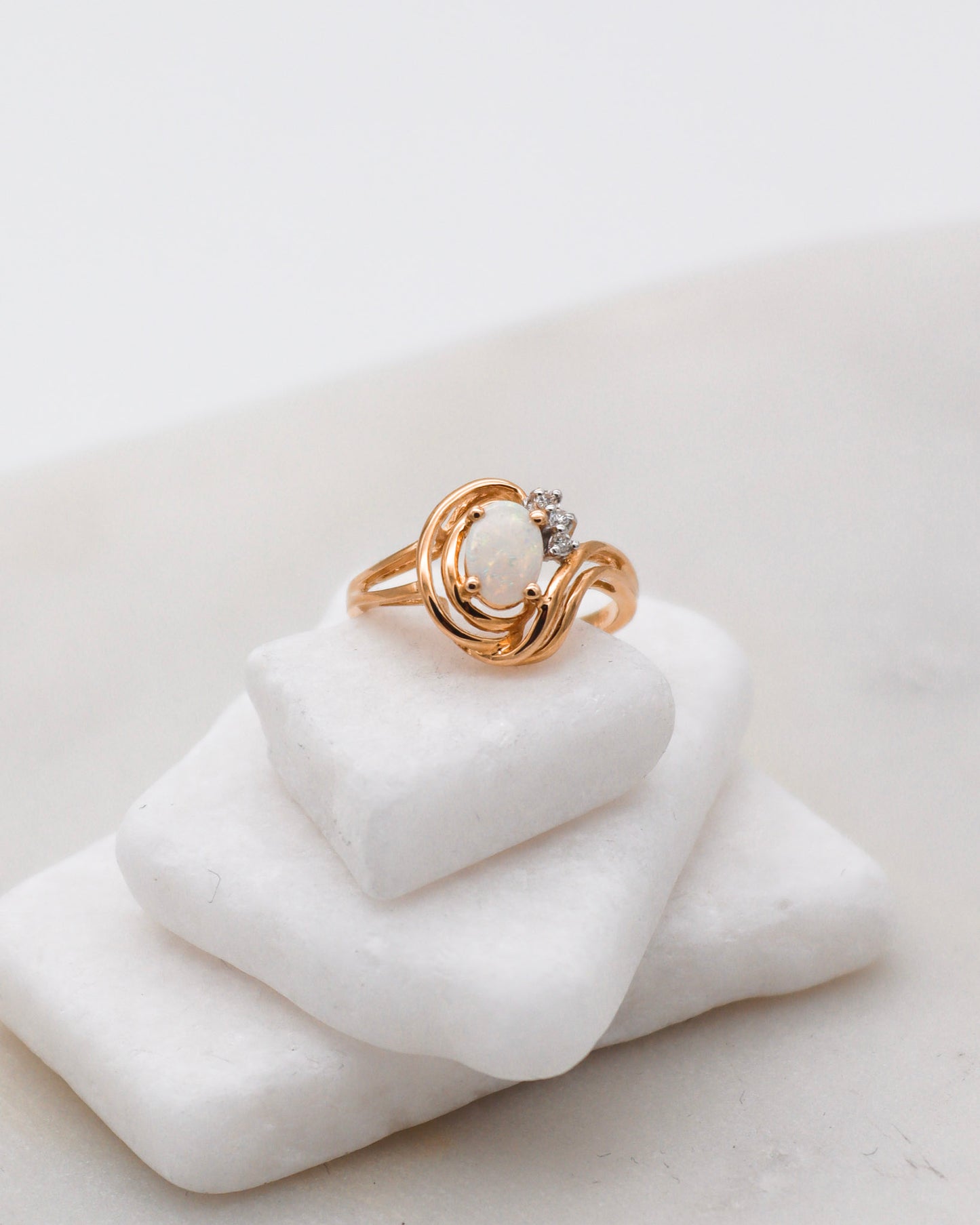 Vintage-Ring Zoe mit 0.50ct Opal und Diamanten in 585/-Gelbgold, zartes Design mit Farbspiel – erhältlich in München und Augsburg