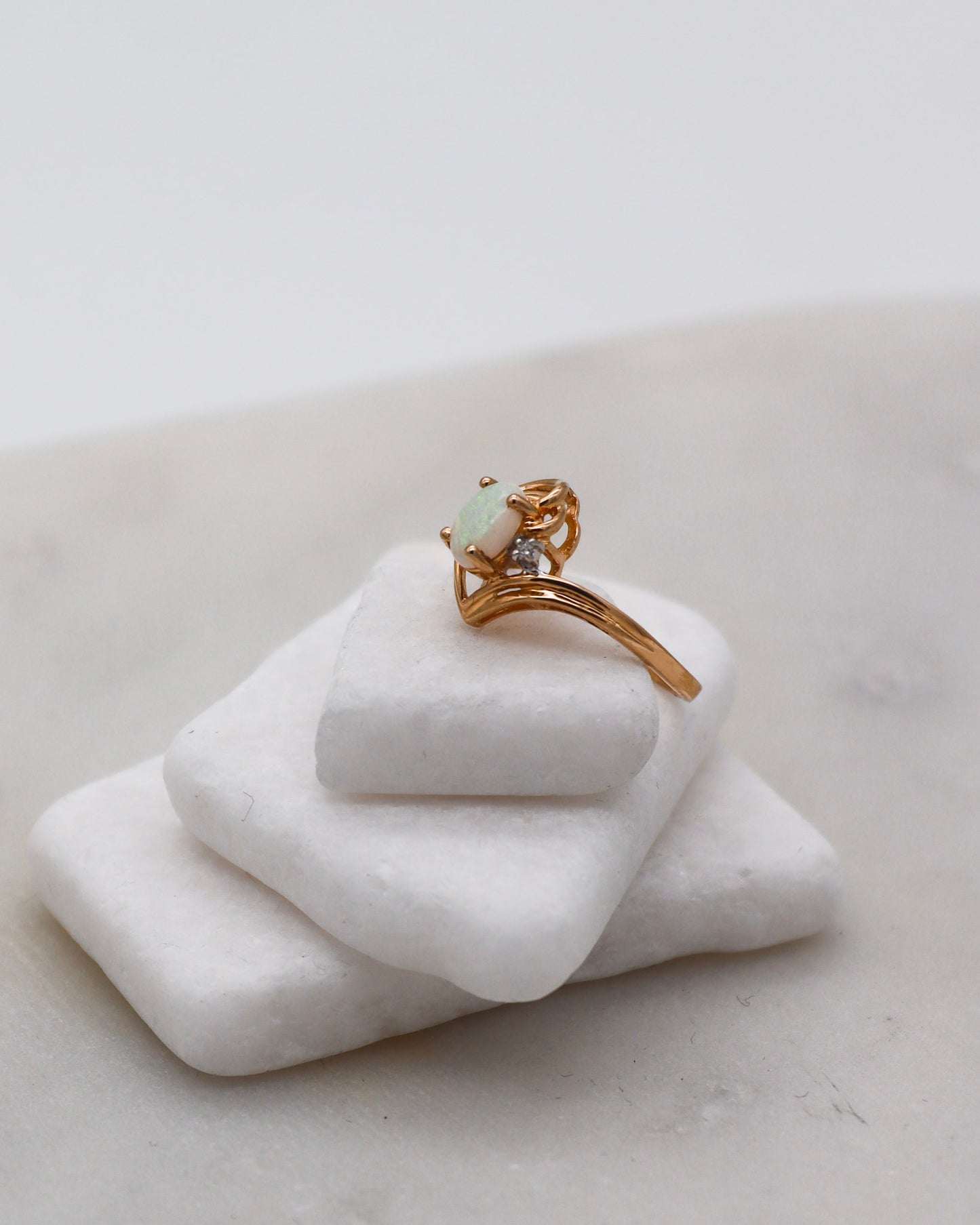 Vintage-Ring Amber mit 0.25ct Opal und Brillant in 585/-Gelbgold, zarte Fassung und irisierender Schimmer – erhältlich in München und Augsburg