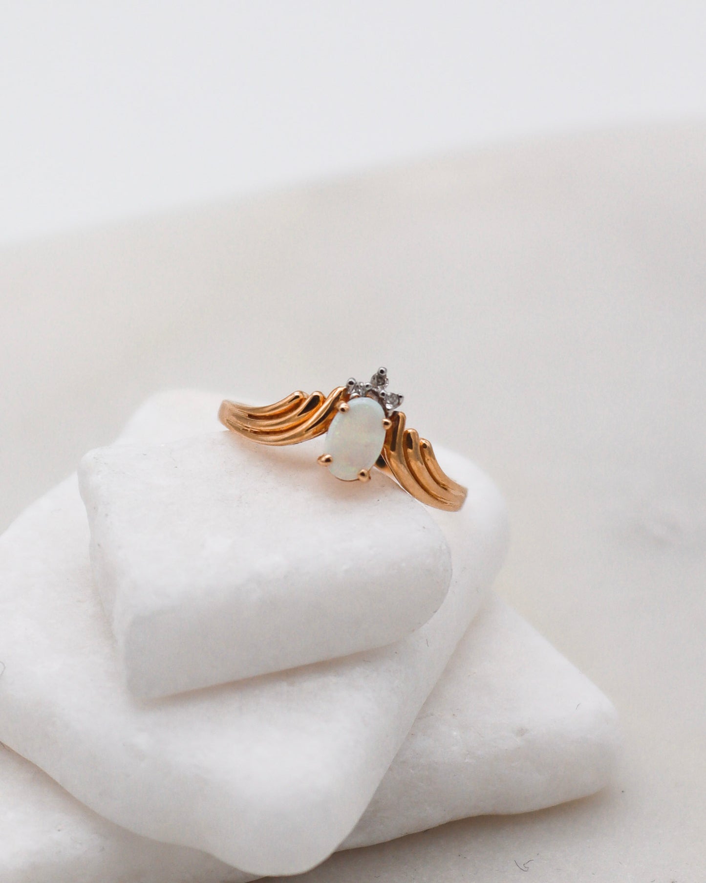 Vintage-Ring Margaret mit 0.08ct Opal und Brillanten in 585/-Gelbgold, geschwungene Struktur – erhältlich in München und Augsburg