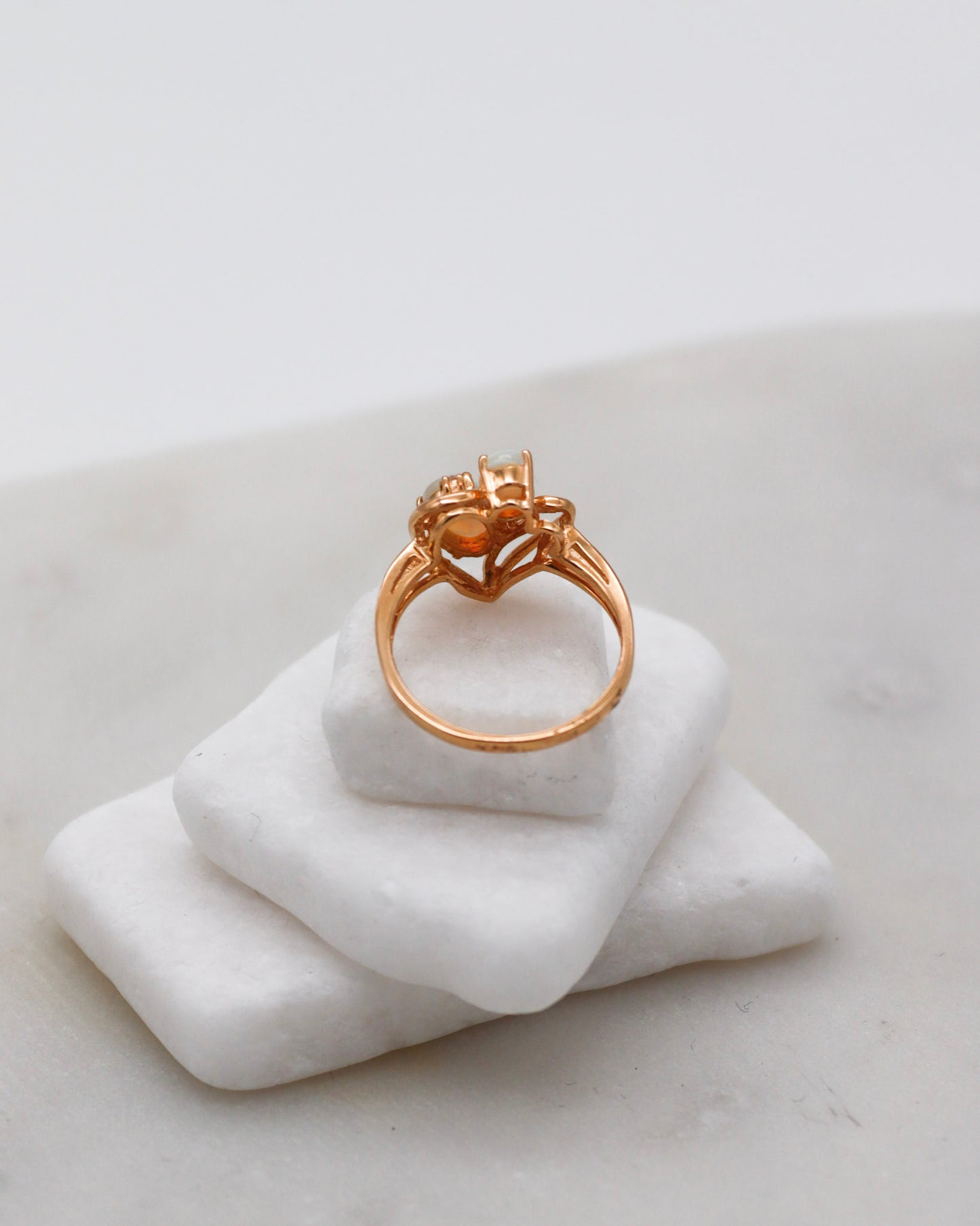 Vintage-Ring Estelle mit 0.40ct Opalen & Brillanten in 585/-Gelbgold, romantisches Herzdesign – erhältlich in München und Augsburg