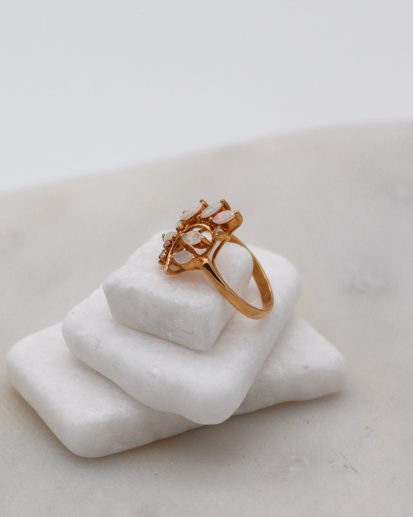 Vintage-Ring Felicia mit 0.20ct Opalen & 0.05ct Brillanten in 585/-Gelbgold, florales Design – erhältlich in München und Augsburg