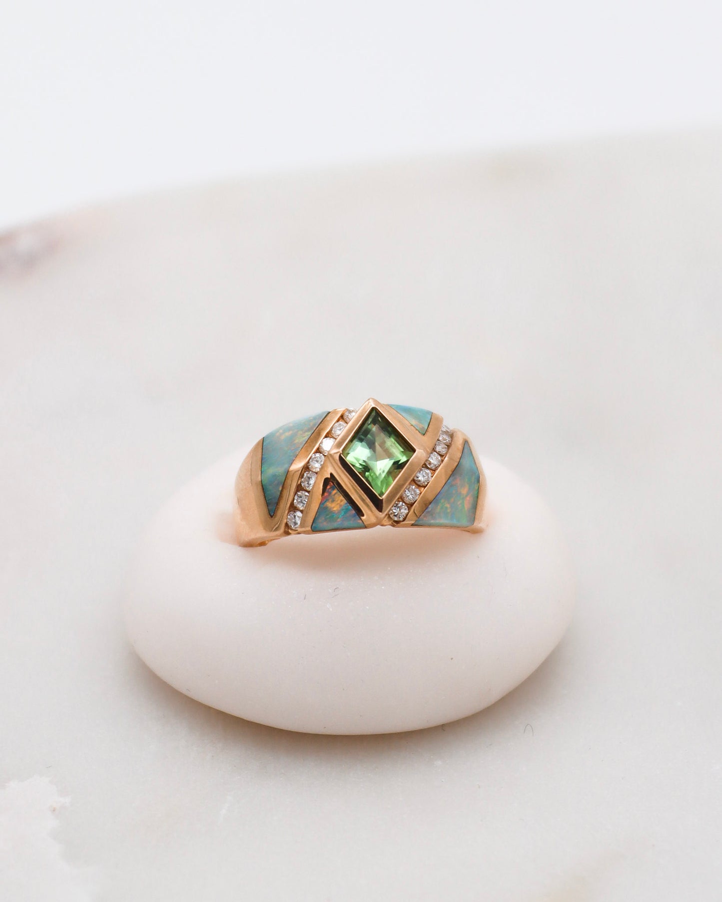 Vintage-Ring Hedy mit 0.5ct Peridot, Opalen & Brillanten in 585/-Gelbgold – erhältlich in München und Augsburg