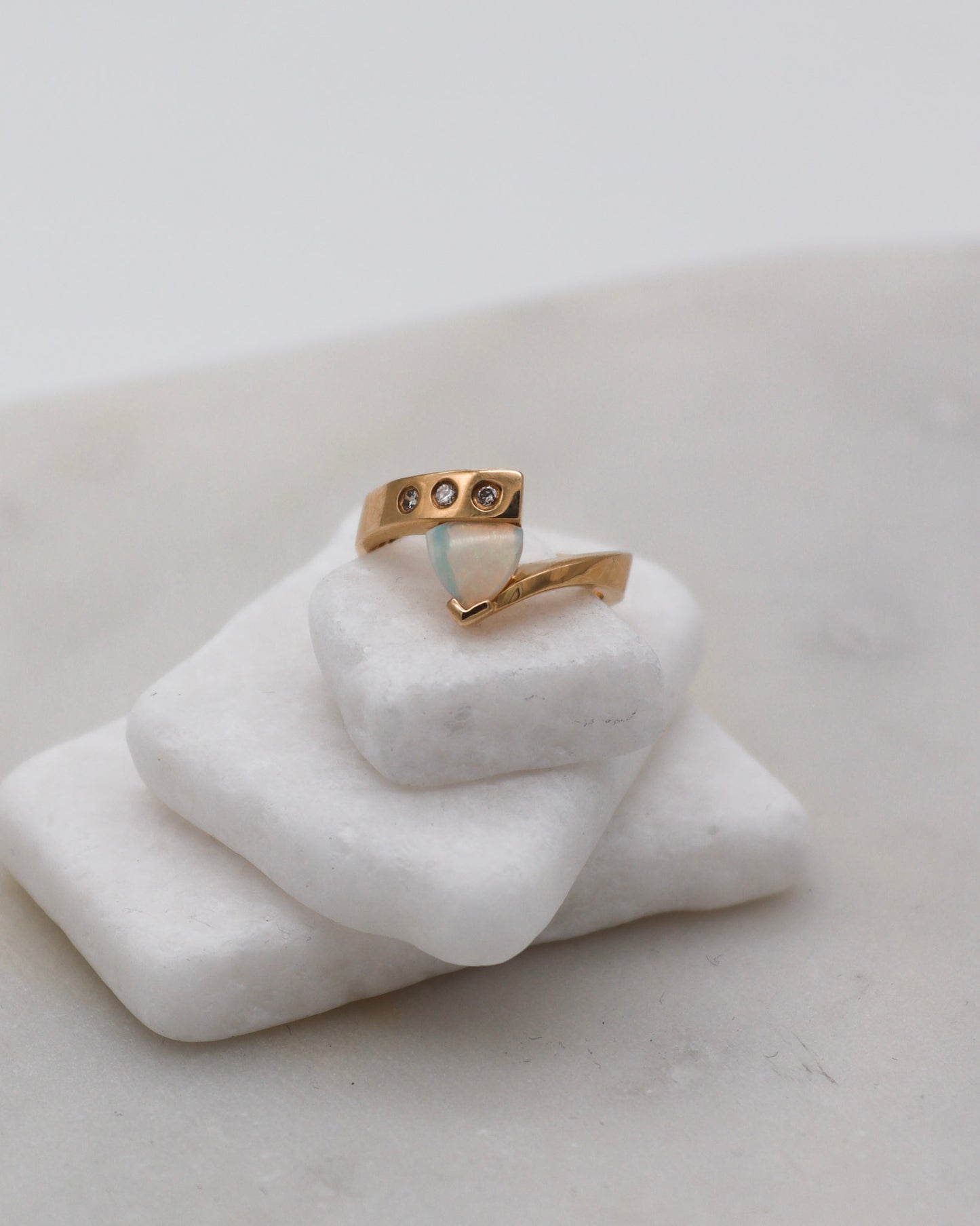 Vintage-Ring Janelle mit 0.30ct Trillantform-Opal & Brillanten in 585/-Gelbgold – erhältlich in München und Augsburg