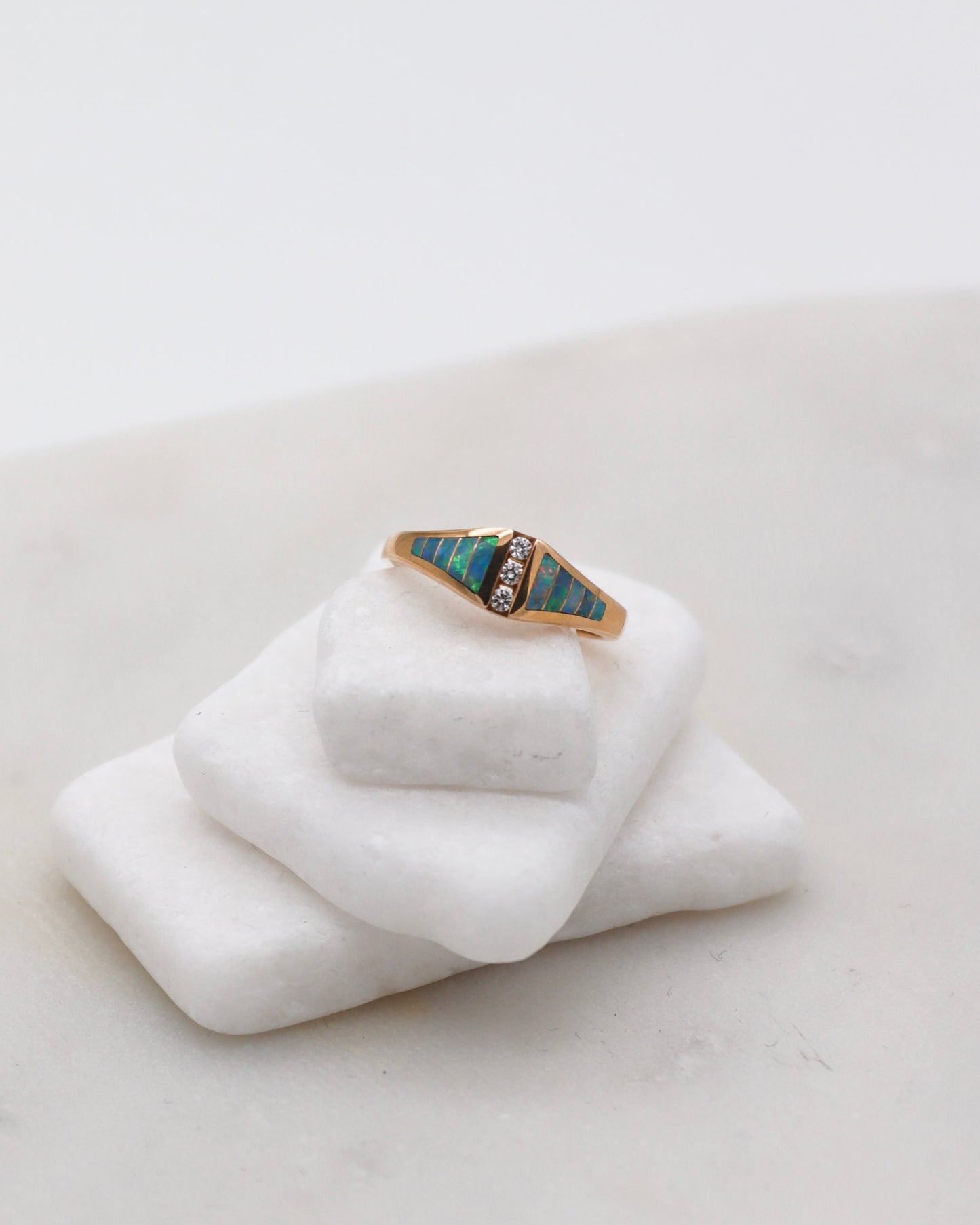 Vintage-Ring Kim mit 0.10ct Tapered-Opalen & 0.06ct Brillanten in 585/-Gelbgold – erhältlich in München und Augsburg