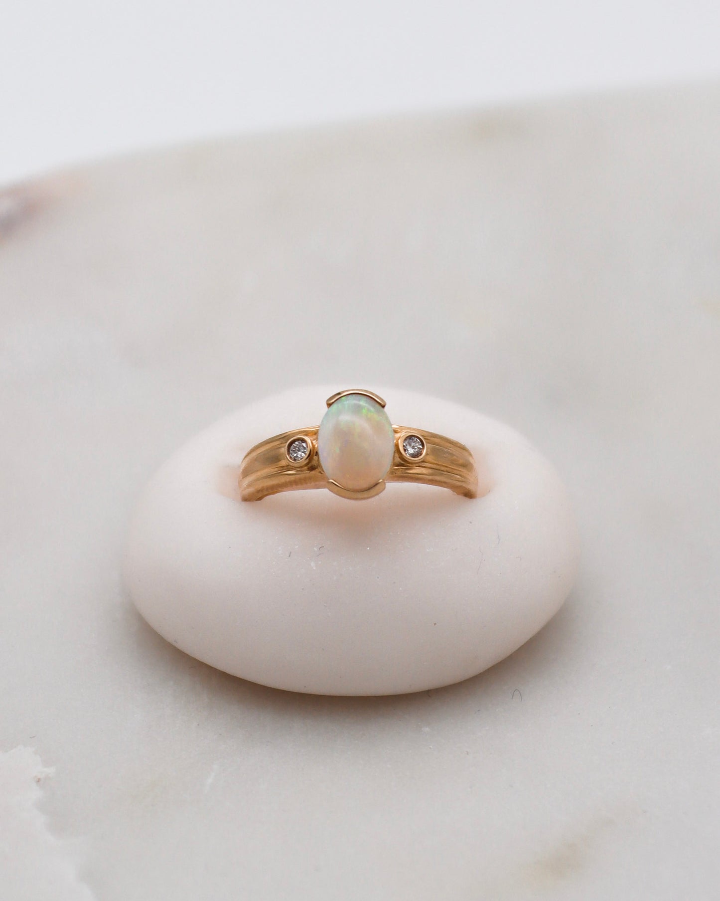 Vintage-Ring Lisa mit 0.30ct Opal & 0.04ct Brillanten in 585/-Gelbgold – erhältlich in München und Augsburg