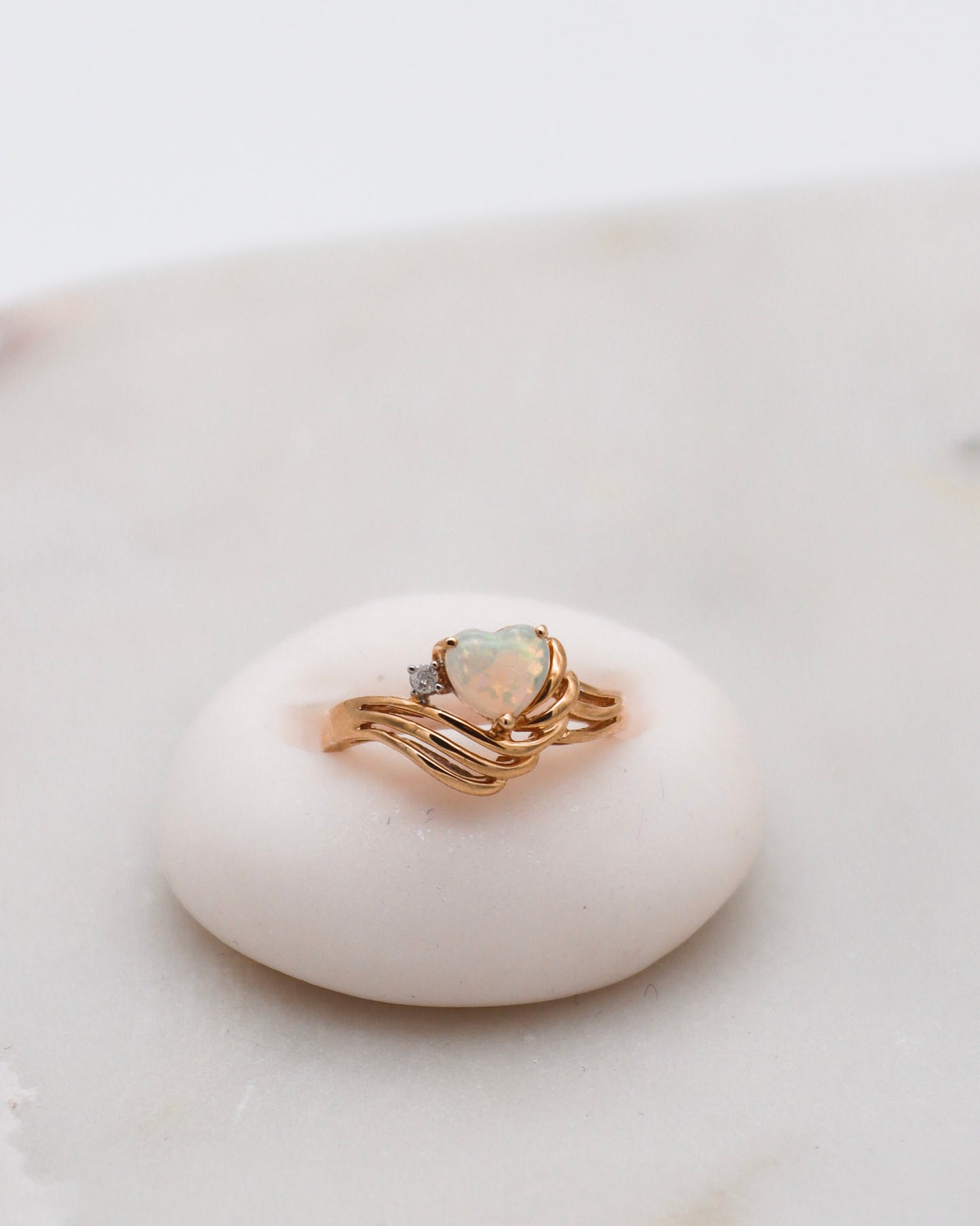 Vintage-Ring Mila mit 0.15ct Herz-Opal & 0.02ct Brillant in 585/-Gelbgold – erhältlich in München und Augsburg