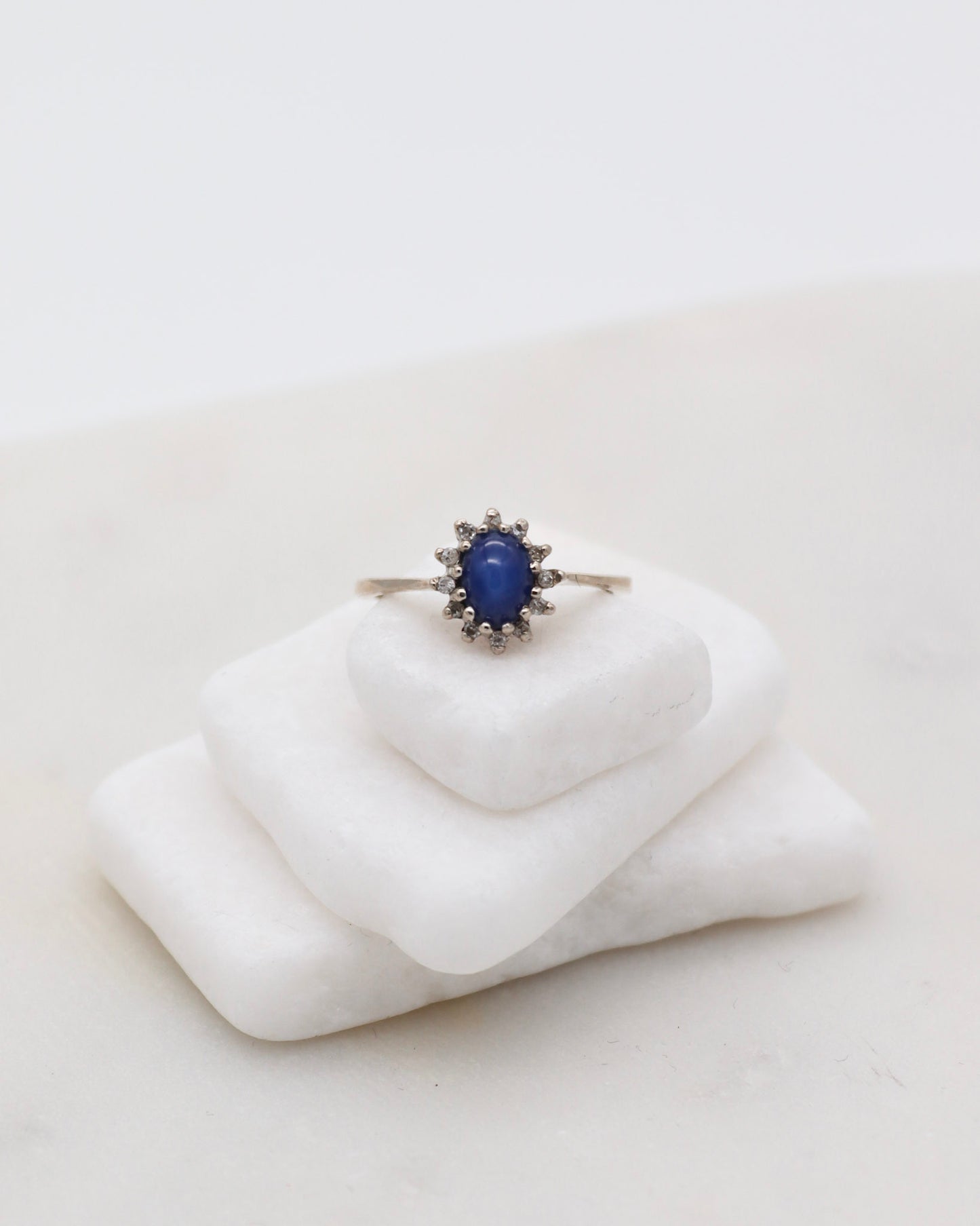 Vintage-Ring Liliane mit Saphir und Stern-Halo aus Brillanten