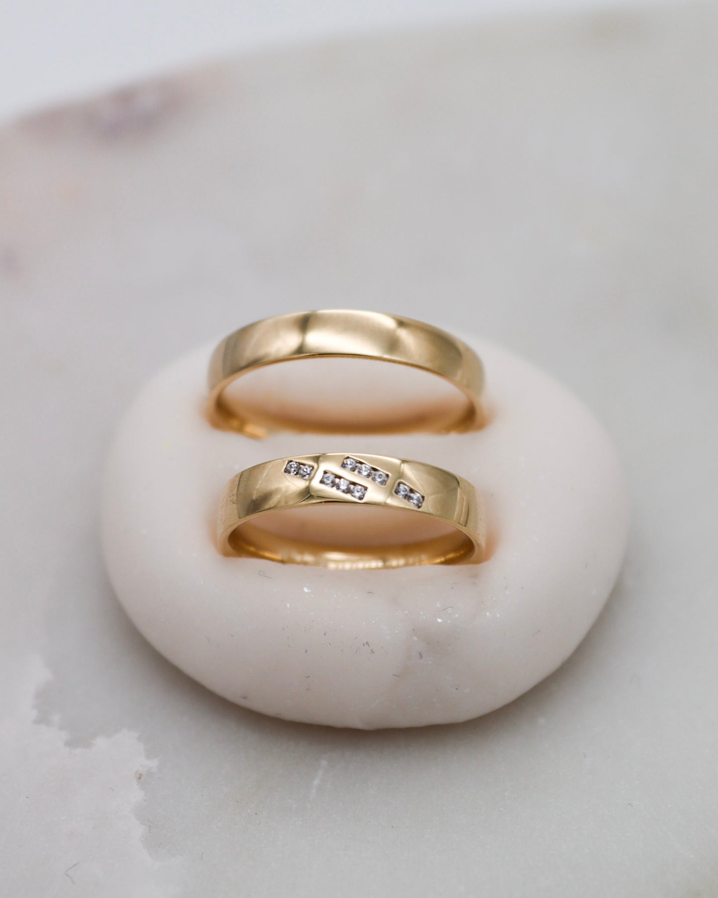 Eheringe aus Gelbgold mit polierter Oberfläche und eckiger Brillantfassung