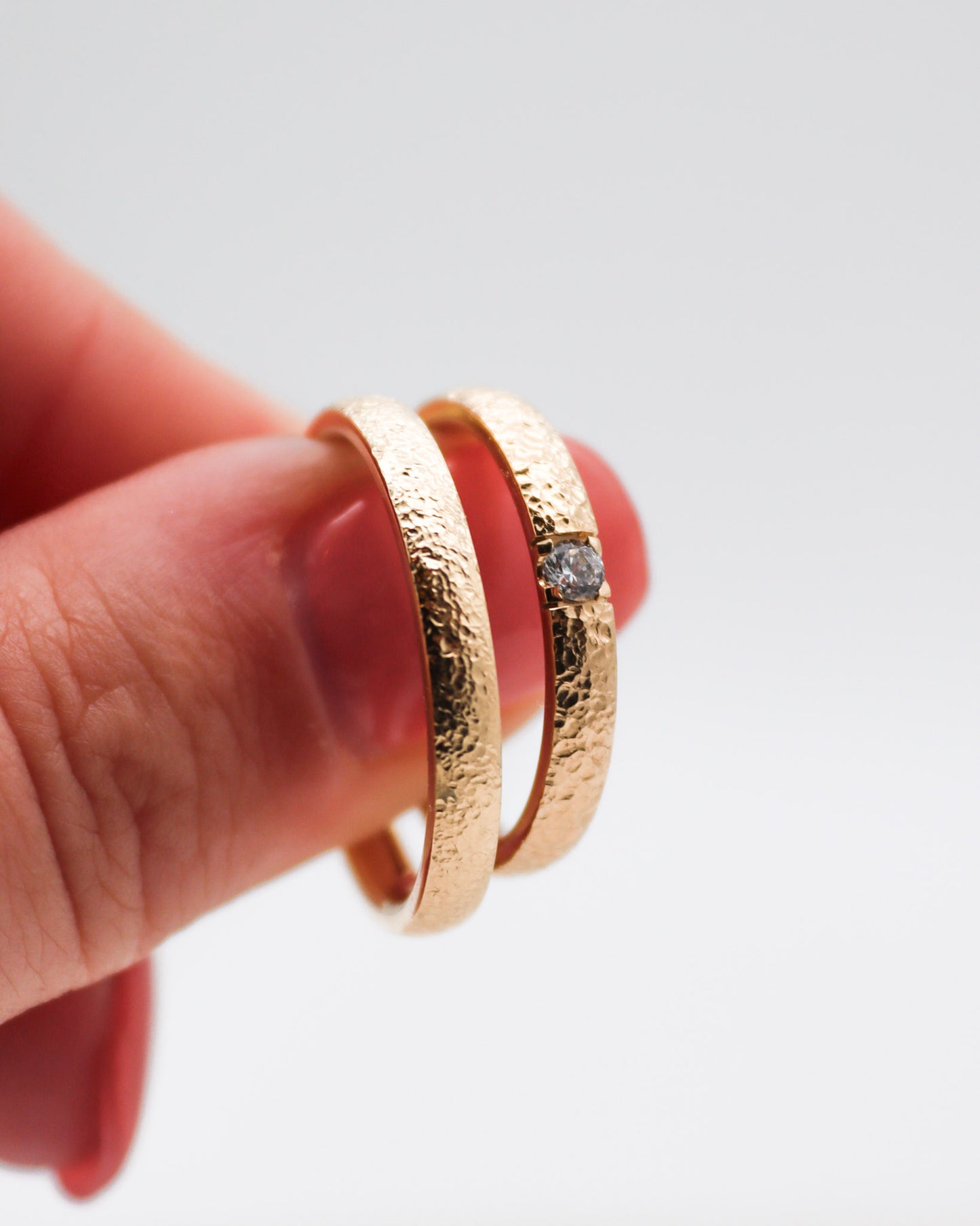 Eheringe in Gelbgold mit Nadelmattierung und Solitär-Brillant