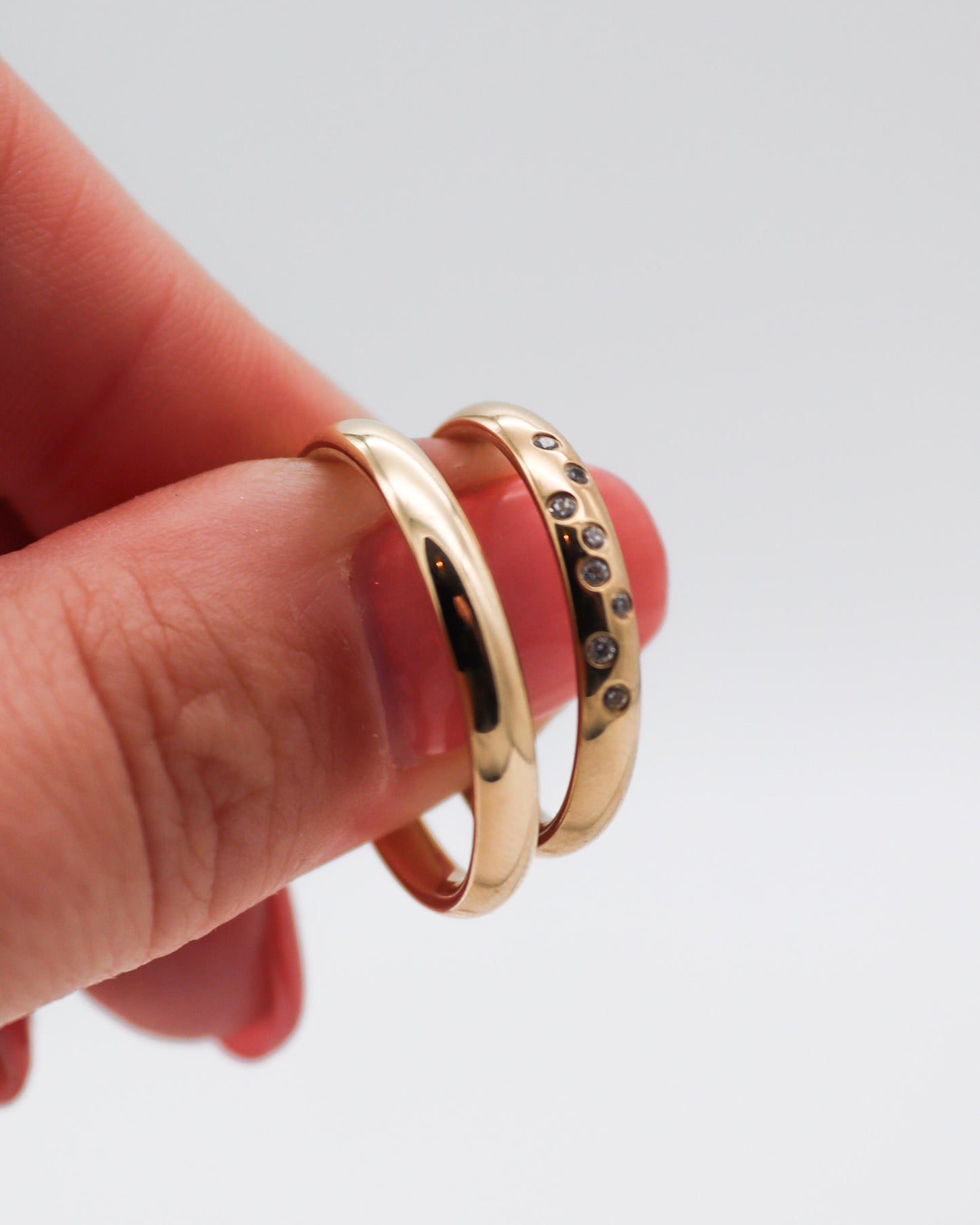 Gelbgoldene Eheringe mit polierter Oberfläche und feinem Brillantbesatz