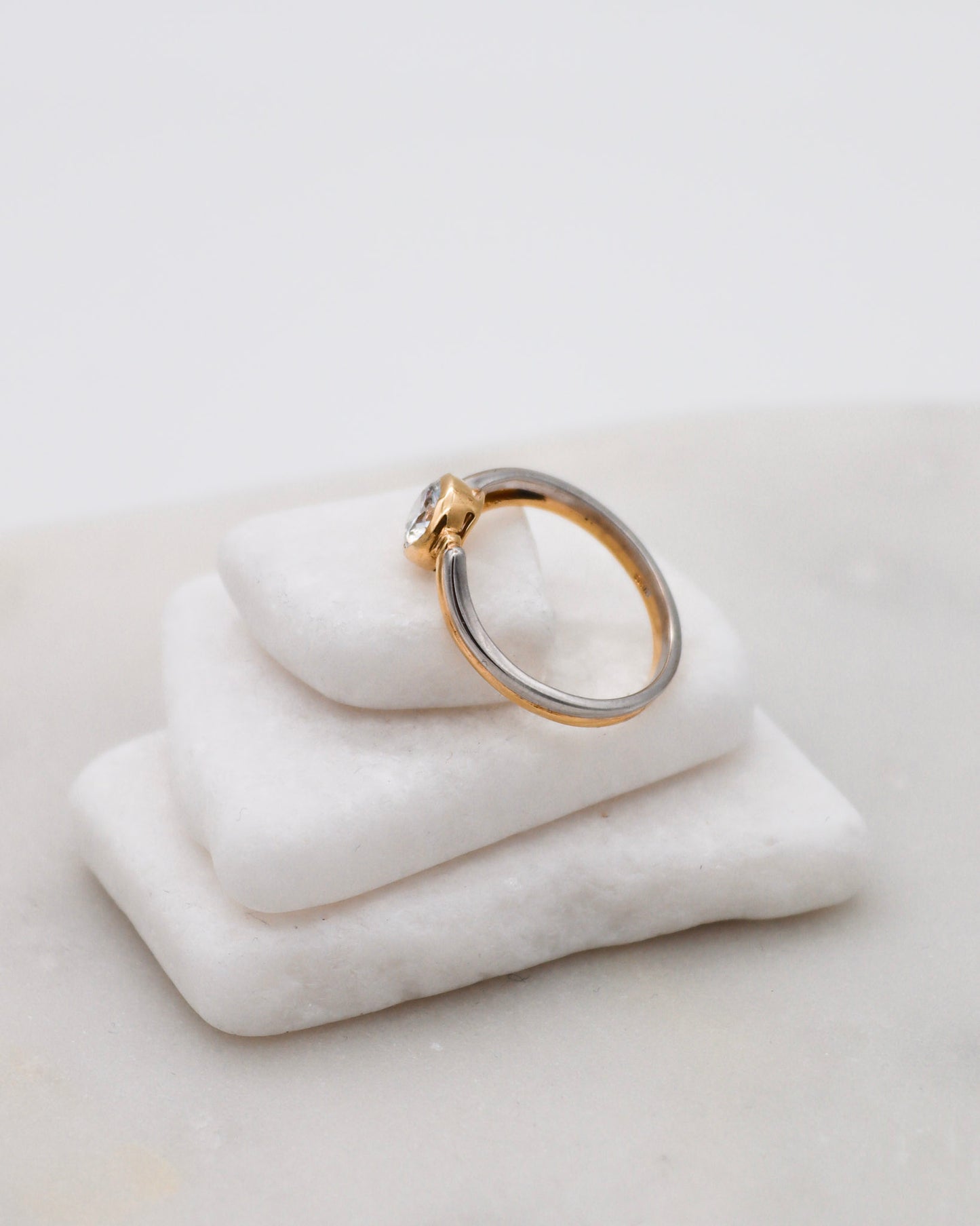 Vintage-Ring Doreen mit 1ct Zirkonia in Bezel-Fassung, gespaltene Bicolor-Ringschiene aus 585/-Gelb- & Weißgold – erhältlich in München und Augsburg