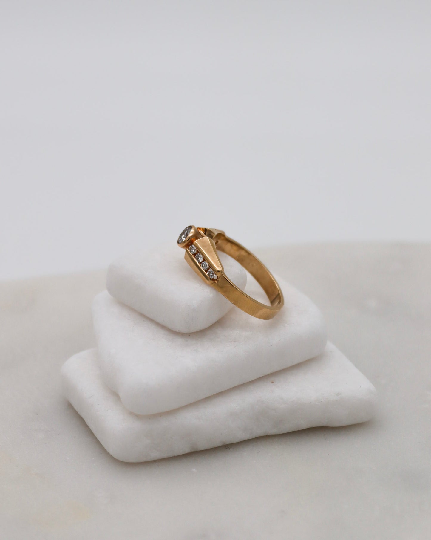 Vintage-Ring Clarisse mit 0.28ct Mittelstein & 0.20ct seitlichen Brillanten in Bezel- & Kanalfassung, 585/-Gelbgold – erhältlich in München und Augsburg
