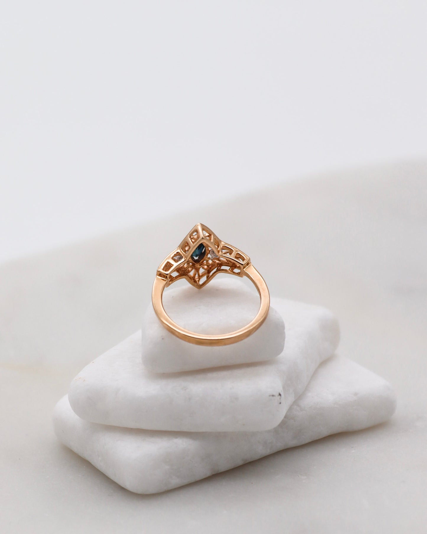 Vintage-Ring Joan aus 585er Gelbgold mit 0.35ct Marquise-Saphir und 0.03ct Diamanten. Art-Déco-Stil mit kunstvollen Details, erhältlich in München und Augsburg