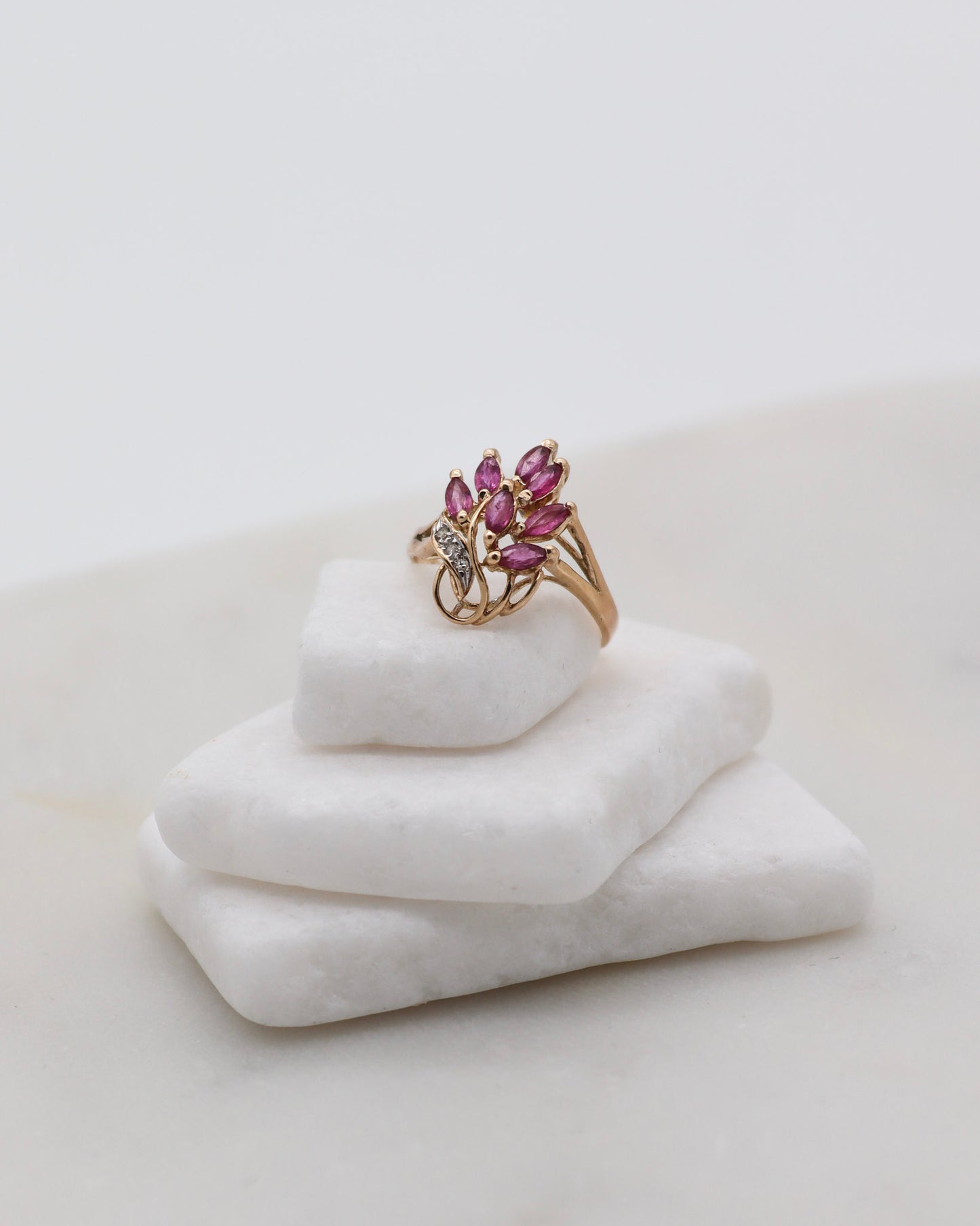 Vintage-Ring Erica mit 0.35ct pinken Saphiren und 0.03ct Diamanten in 585er Gelbgold – erhältlich in München und Augsburg