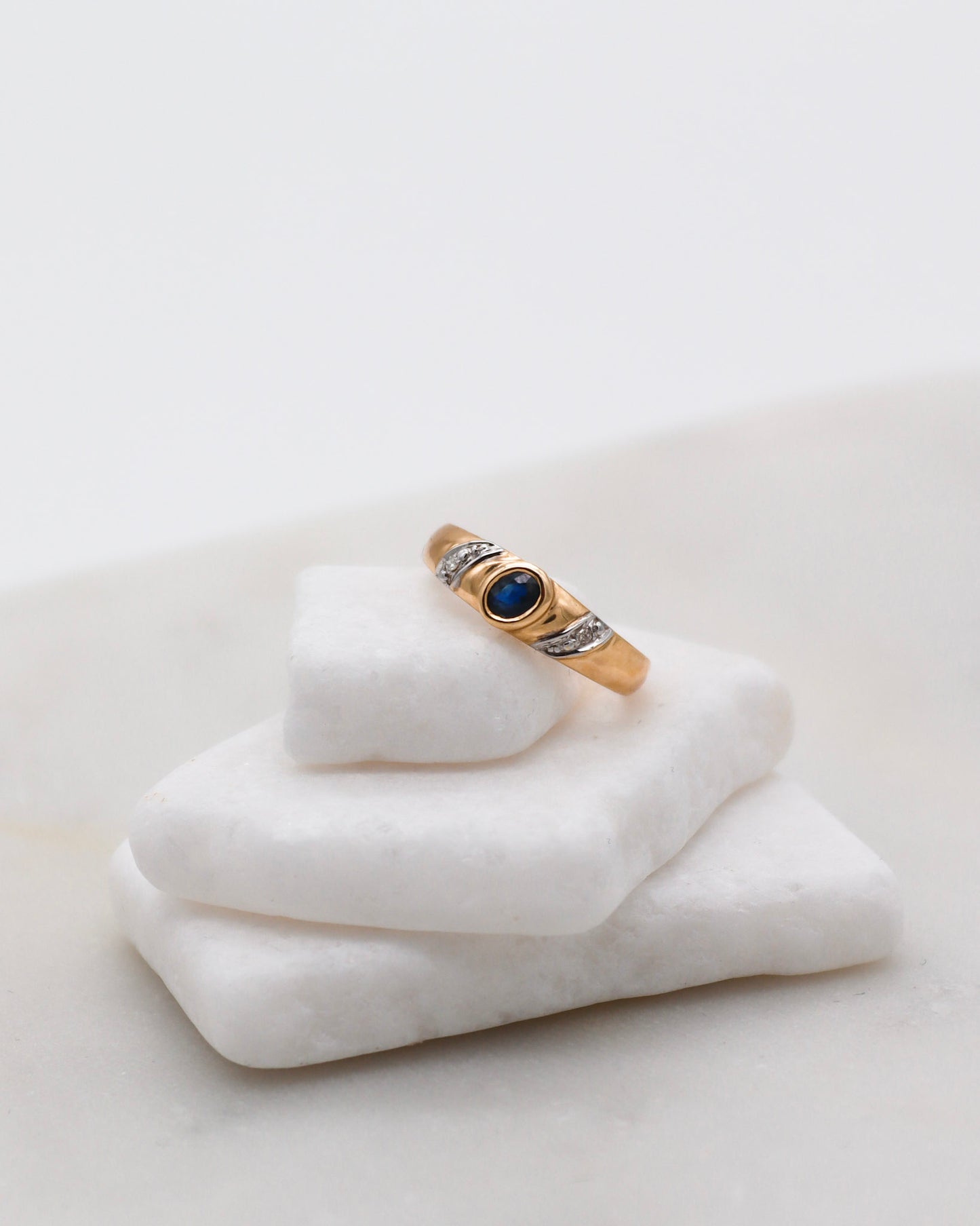 Vintage-Ring Kitt mit 0.24ct Smaragd und 0.02ct Diamanten in 585er Gelbgold und Weißgelbgold – erhältlich in München und Augsburg
