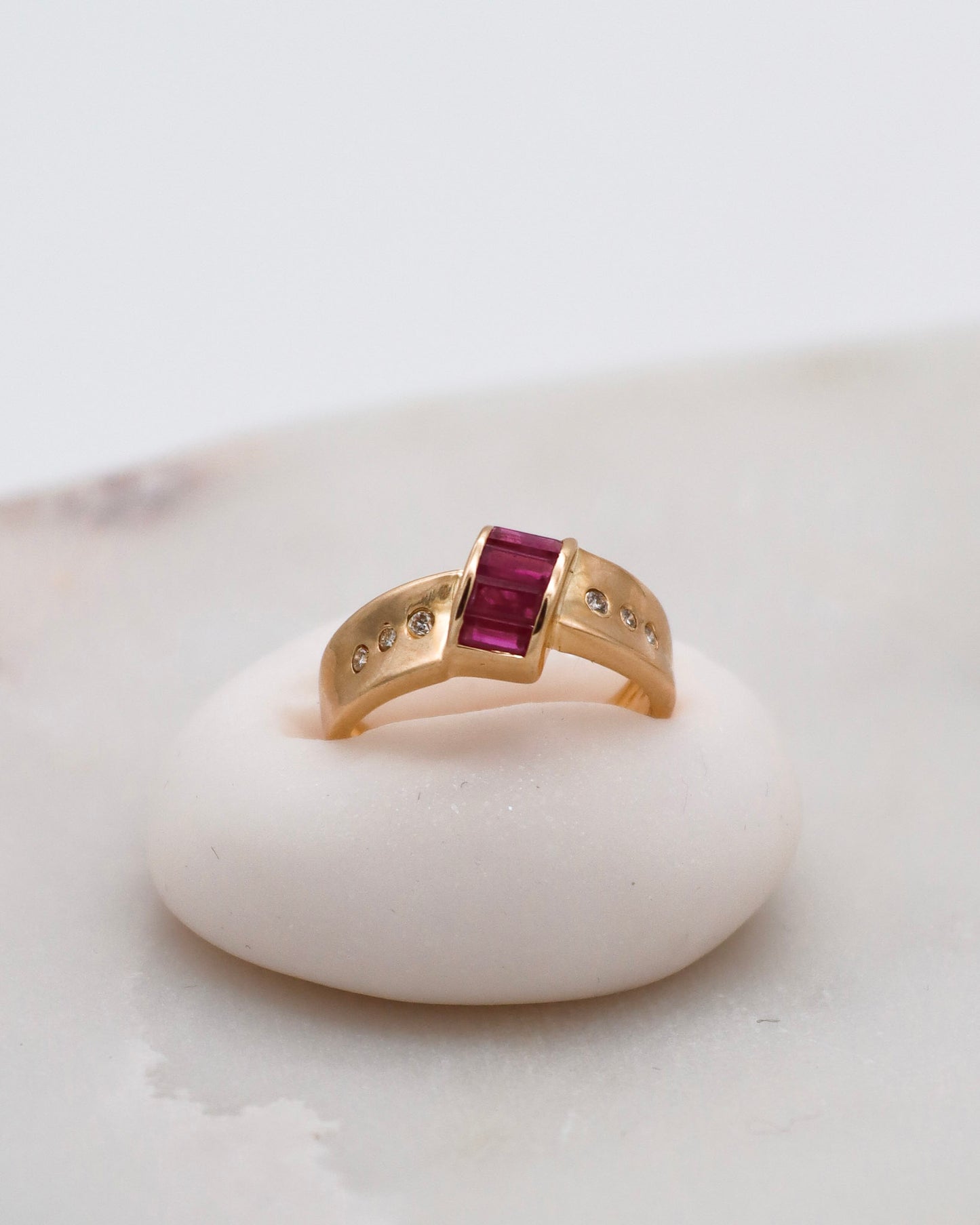 Vintage-Ring Joni mit 0.95ct Rubinen & 0.08ct Brillanten in 585er Gelbgold, Invisible & Bezel Setting – erhältlich in München und Augsburg