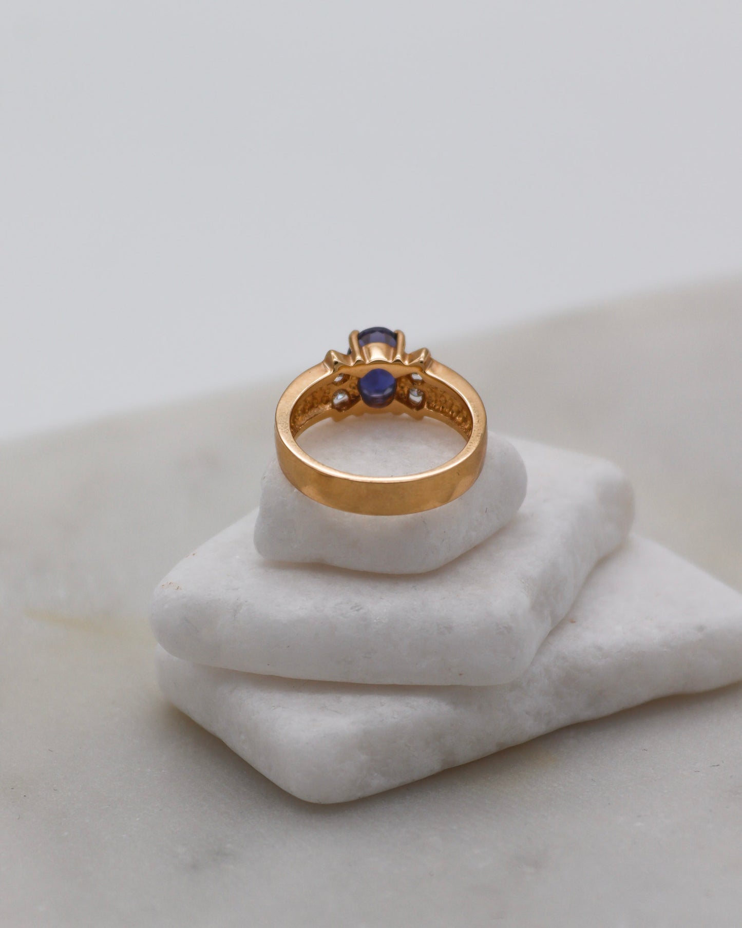 Vintage-Ring Kathleen mit 0.80ct Iolith & 0.08ct Brillanten, Bow-Tie-Rillenmuster in 585/-Gelbgold – erhältlich in München und Augsburg