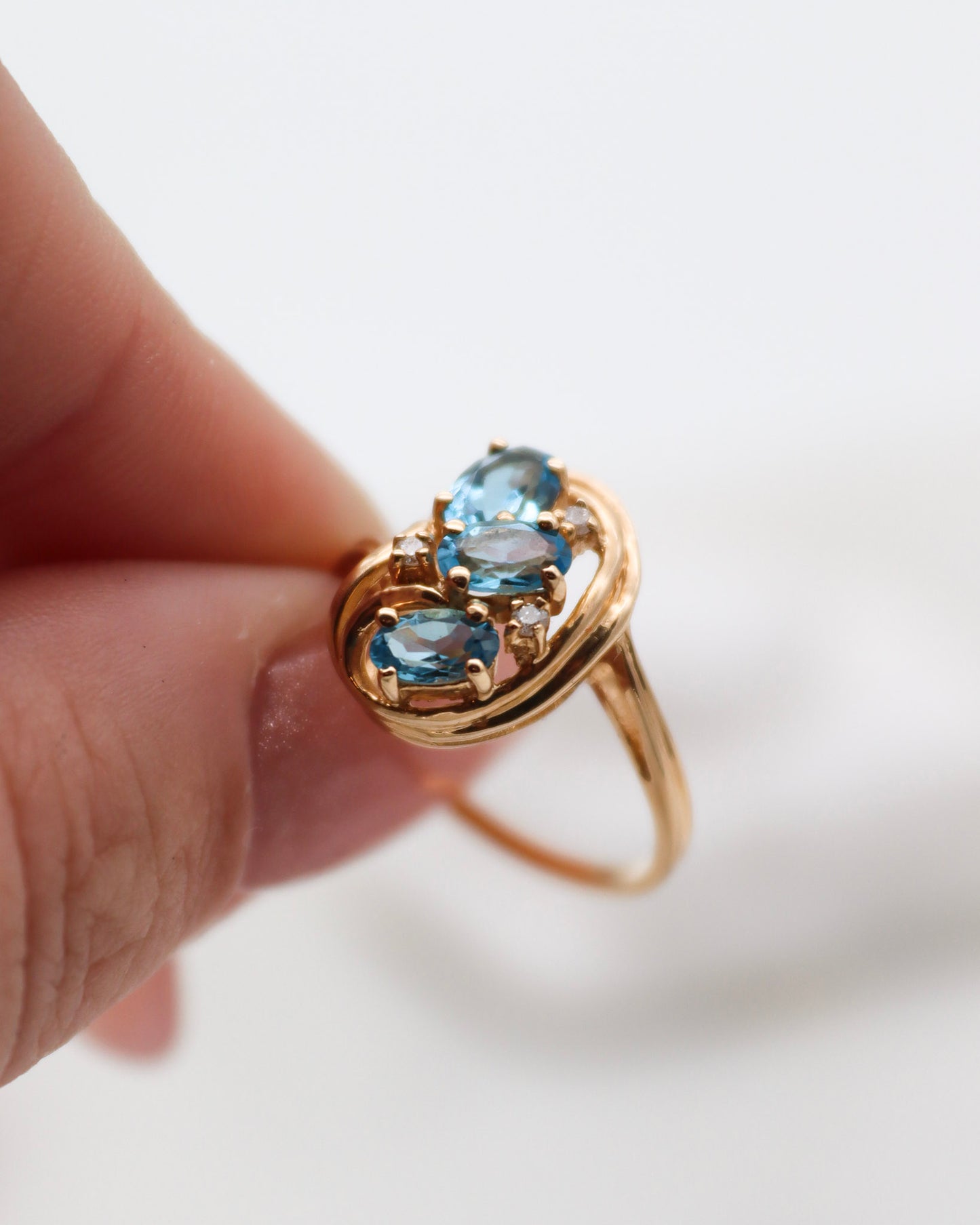 Vintage-Ring Theresa mit 0.60ct blauen Topasen & 0.05ct Brillanten, geschwungene Ringschiene aus 585/-Gelbgold – erhältlich in München und Augsburg
