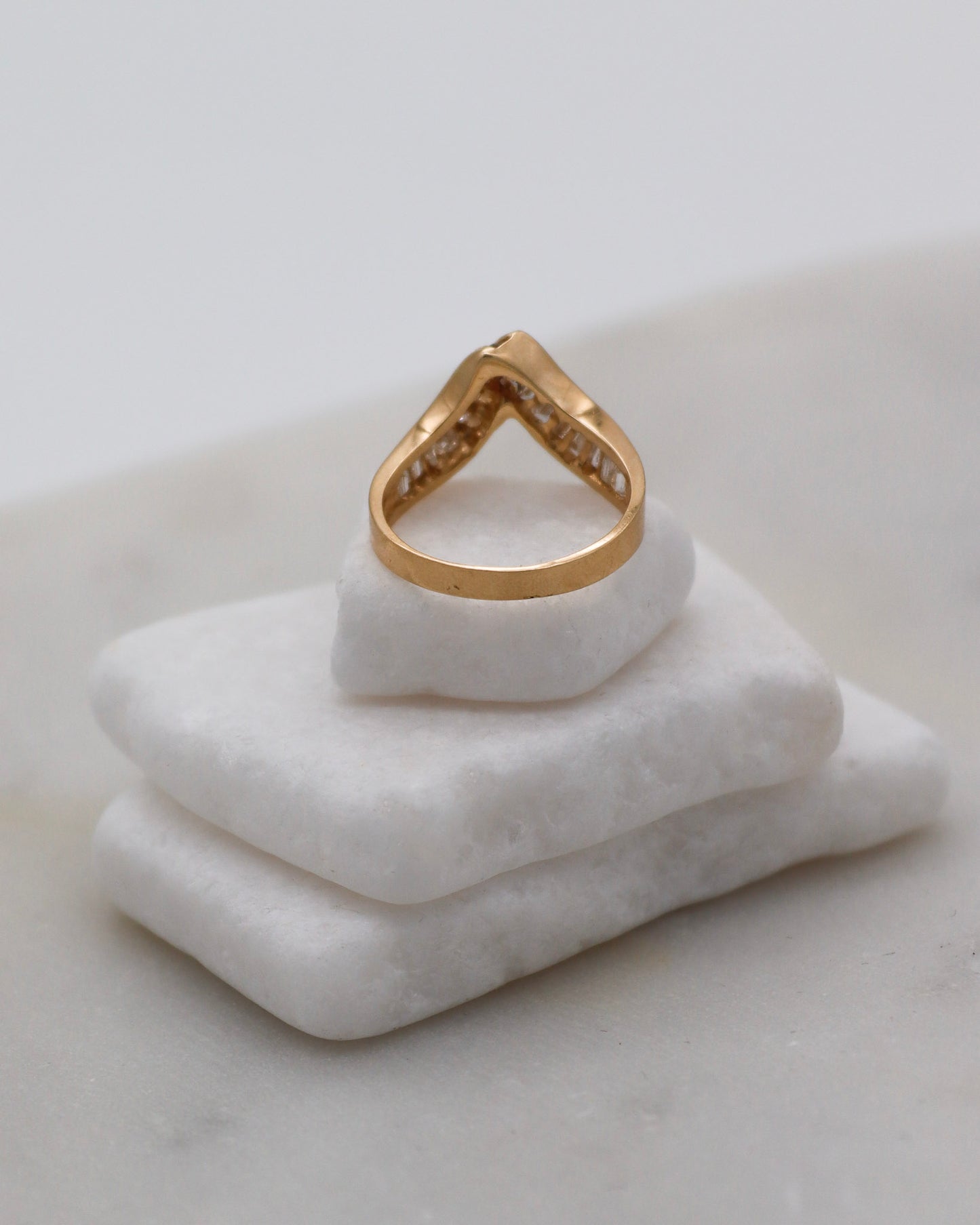 Vintage-Ring Beatrix mit 1.75ct Baguette- & Tapered-Diamanten in Invisible Setting, geschwungener Schwungring aus 585/-Gelbgold – erhältlich in München und Augsburg