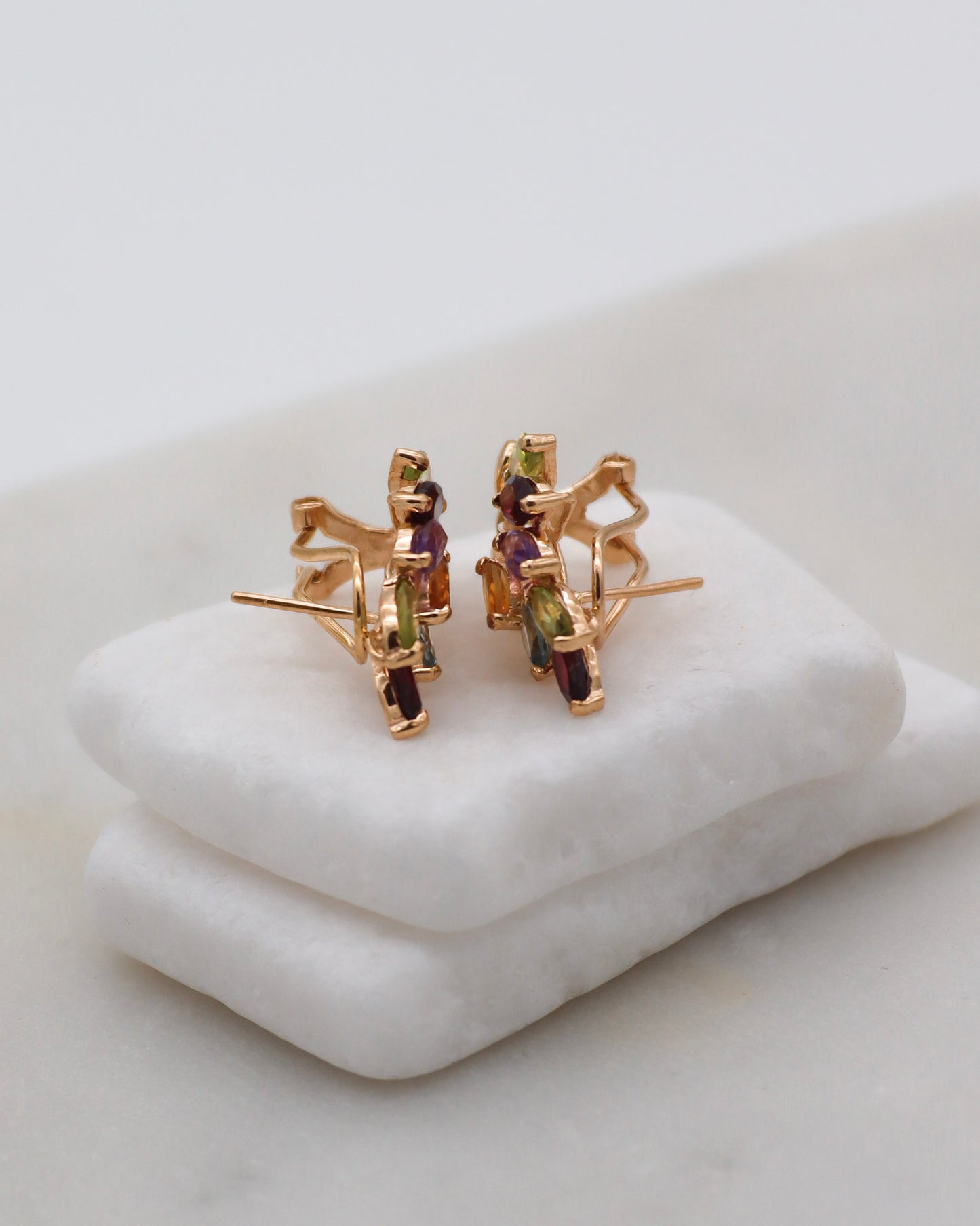 Colette Vintage-Ohrringe mit Peridots, Granaten, Amethyst, Citrin & Diamanten in 585/-Gelbgold, florales Design – erhältlich in München und Augsburg