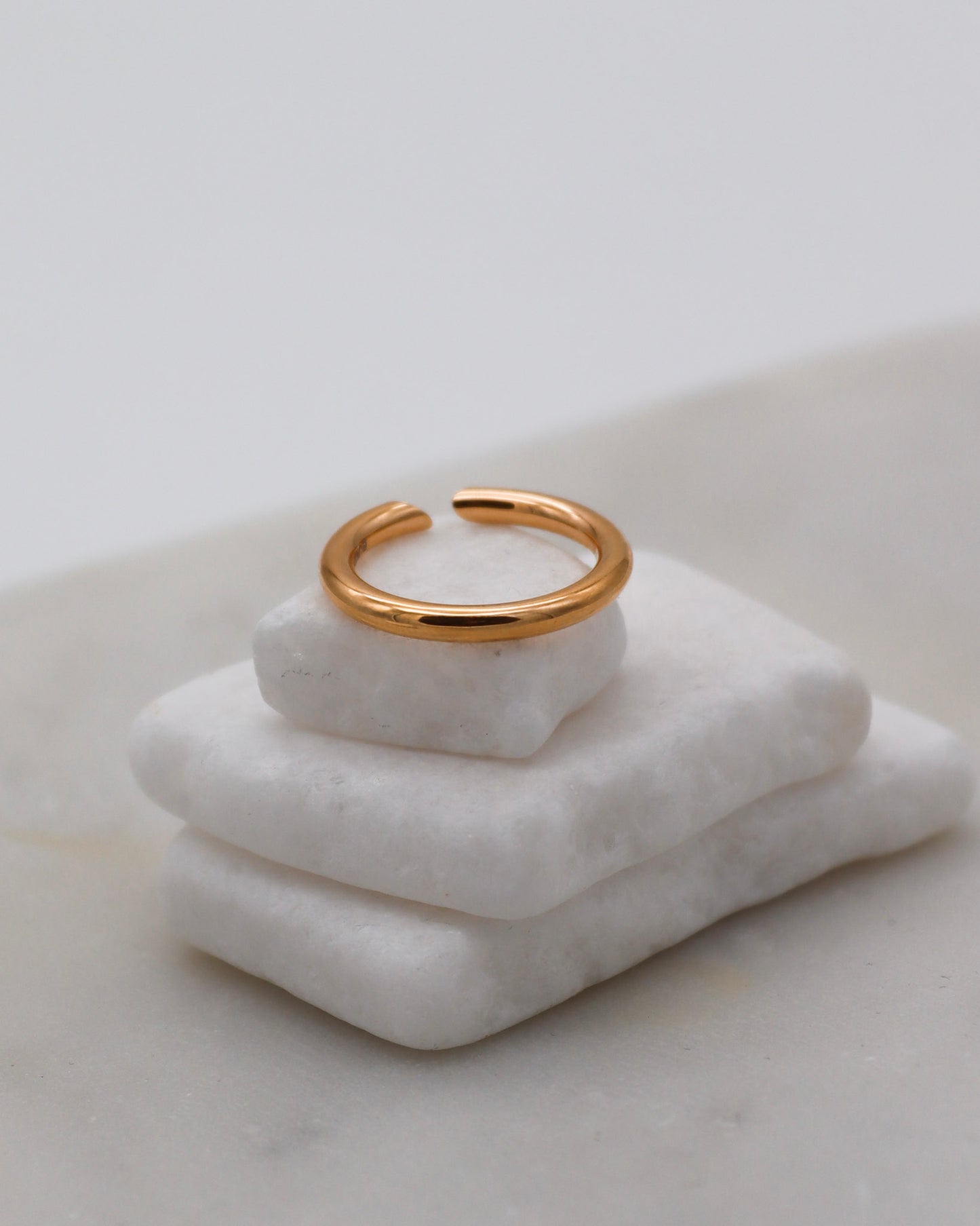 Vintage-Ring Delilah mit 0.03ct Diamanten, offenes Splitring-Design im Bunz-Stil aus 750/-Gelbgold – erhältlich in München und Augsburg