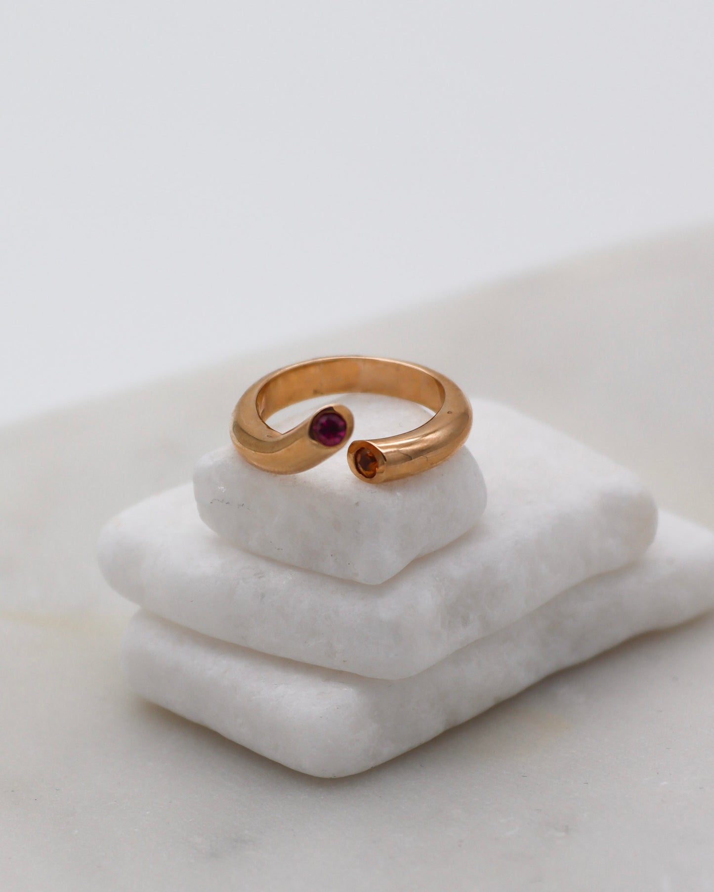 Vintage-Ring Eloise mit 0.05ct Rubin & 0.05ct Citrin in Bezel-Fassung, offenes Splitring-Design aus 585/-Gelbgold – erhältlich in München und Augsburg