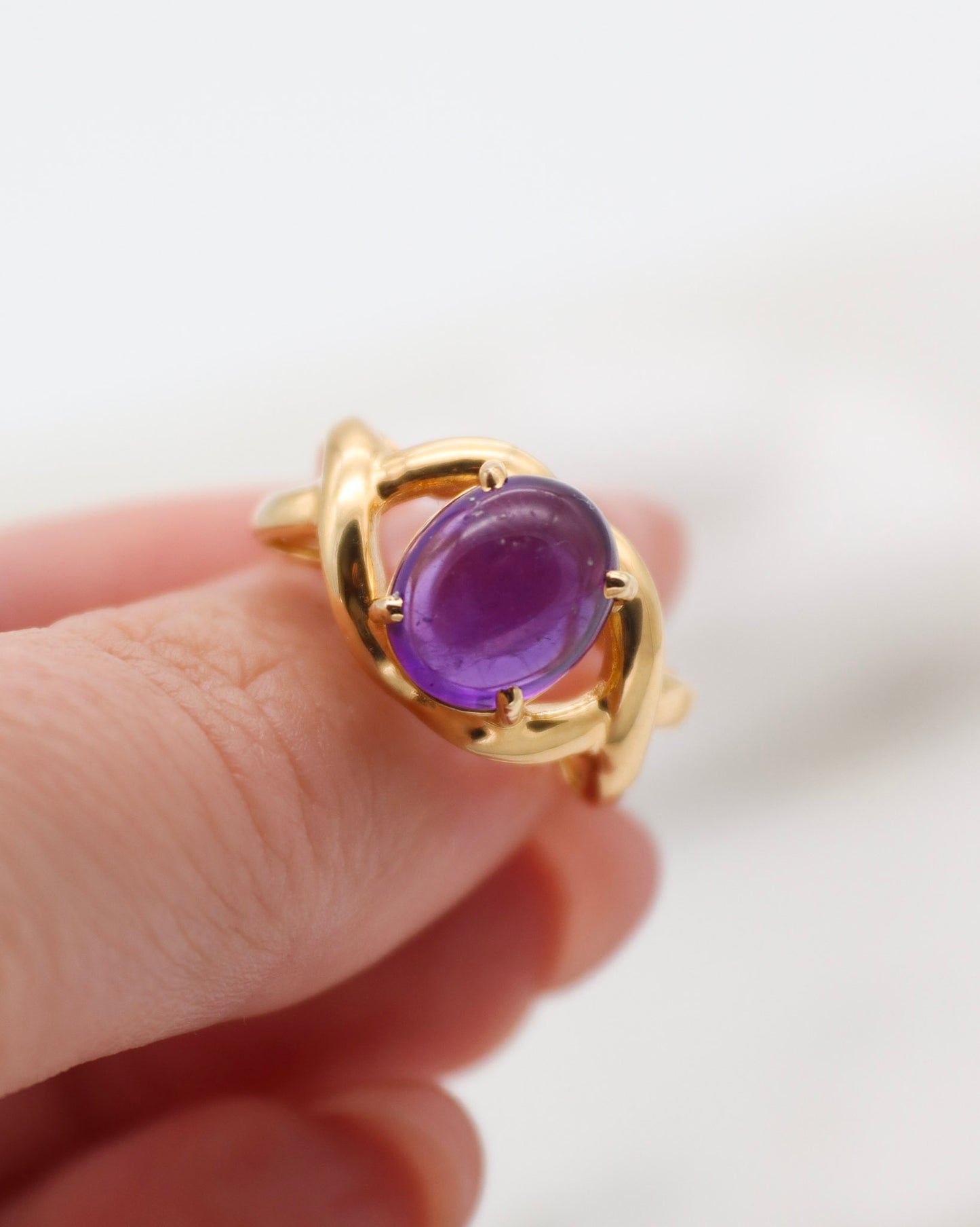 Vintage-Ring Janice mit 2ct Amethyst-Cabochon, Schleifen-Ringschiene in 585/-Gelbgold – elegantes Design, erhältlich in München und Augsburg