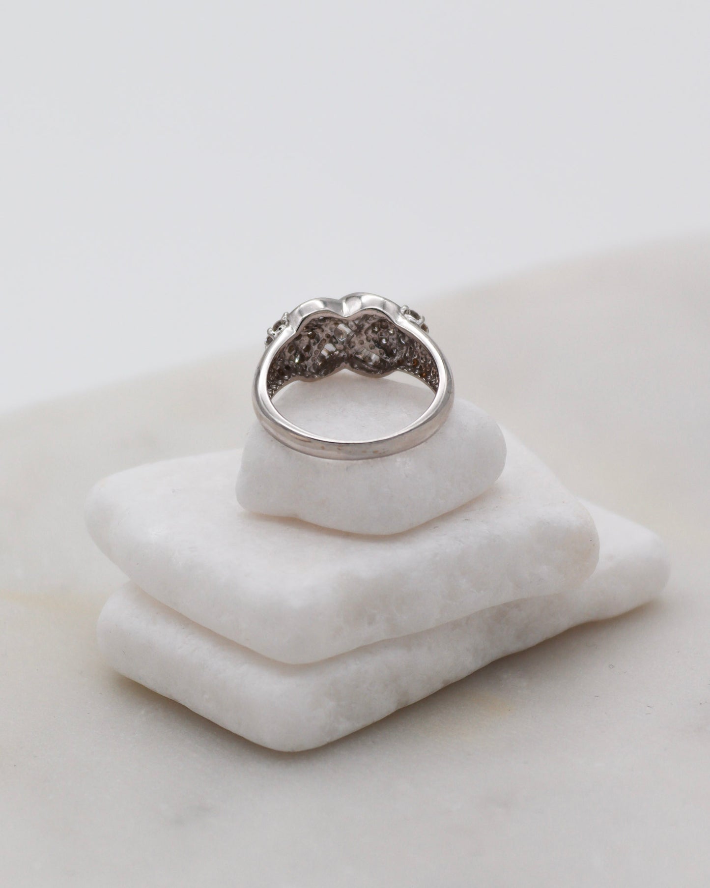 Vintage-Ring Lucille mit 0.60ct Brillanten & 0.34ct Baguette-Diamanten, Knoten-Design in 750/-Weißgold – erhältlich in München und Augsburg