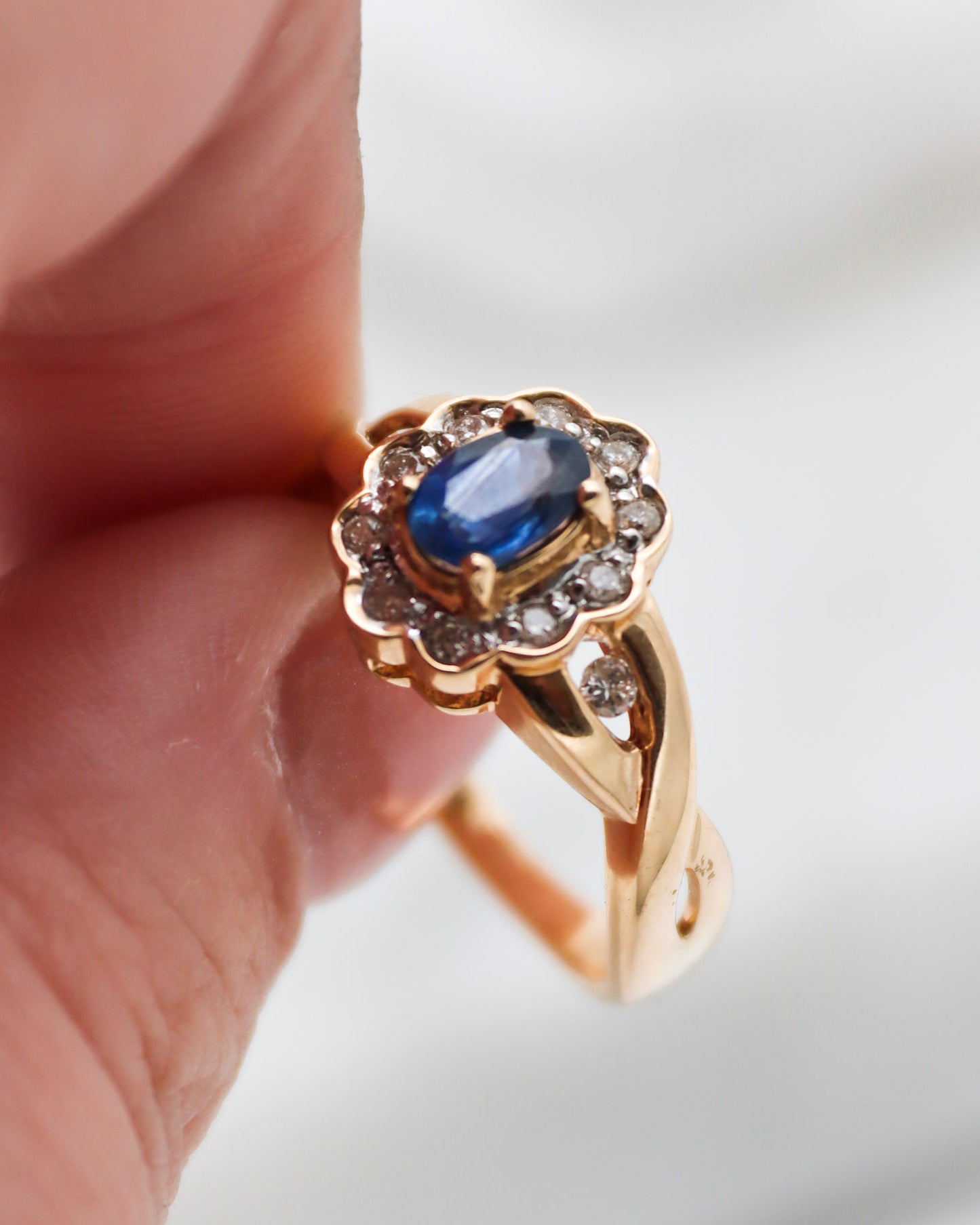 Vintage-Ring Nellie mit 0.59ct Saphir & 14 Diamanten, verdrehte Ringschiene in 585/-Gelbgold – erhältlich in München und Augsburg